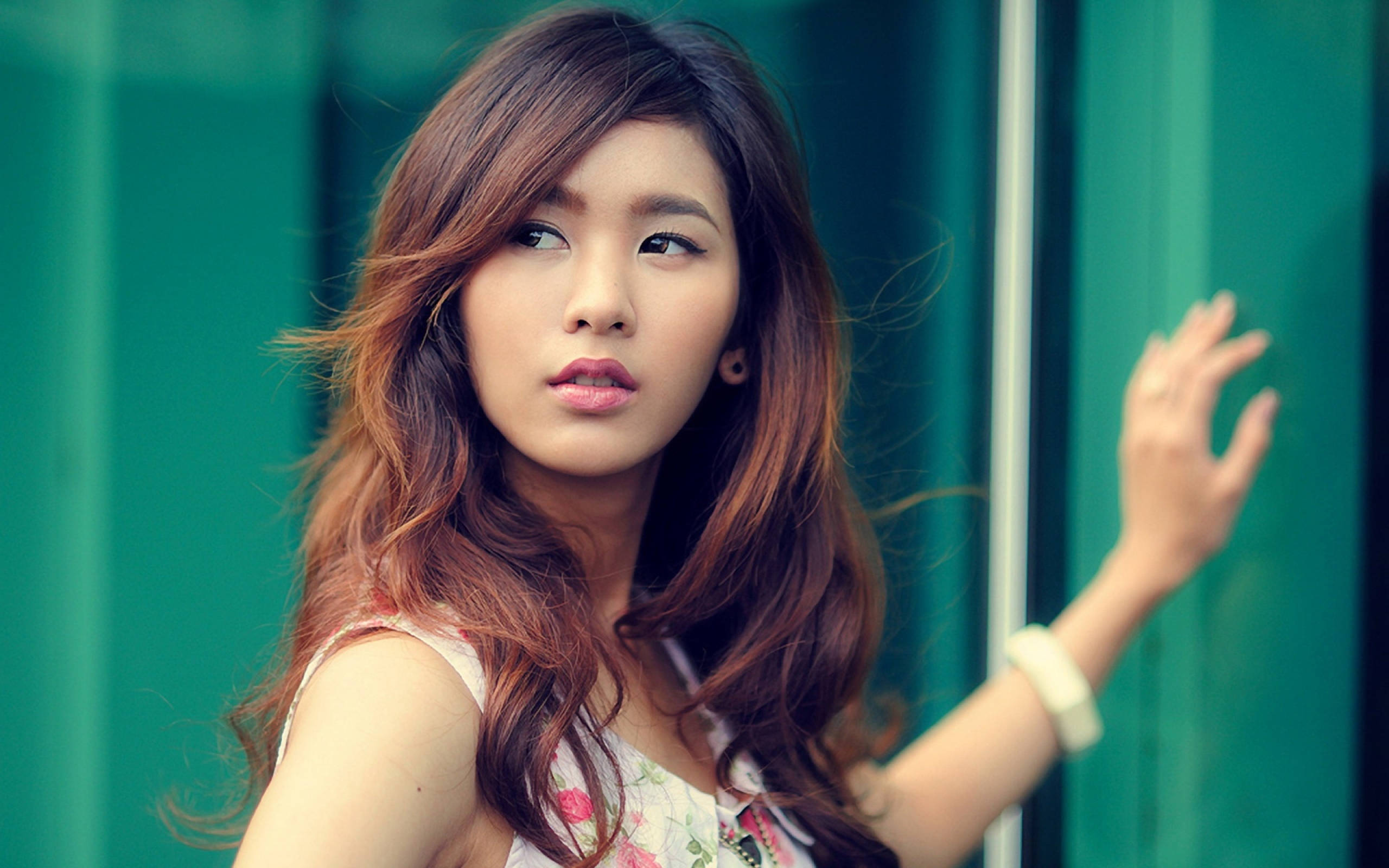 여인의 사색하는 시선 2560x1600 배경화면