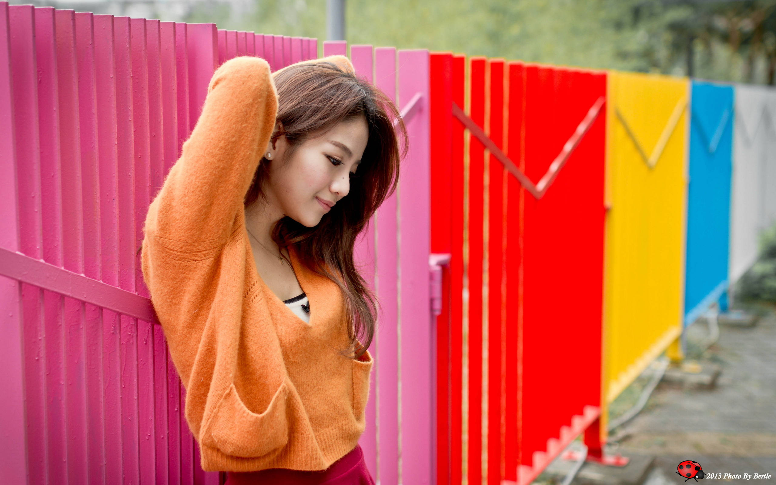 화려한 울타리 옆 여인 2560x1600 배경화면
