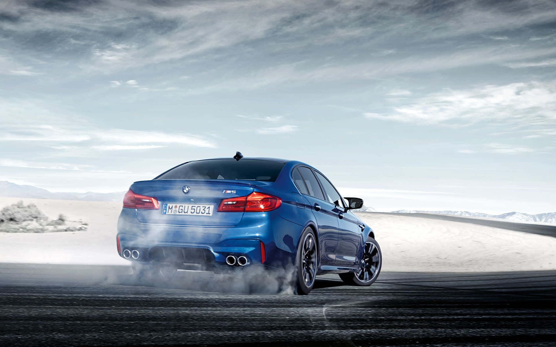 720p M 시리즈 배경 눈 속의 블루 BMW M5 배경화면