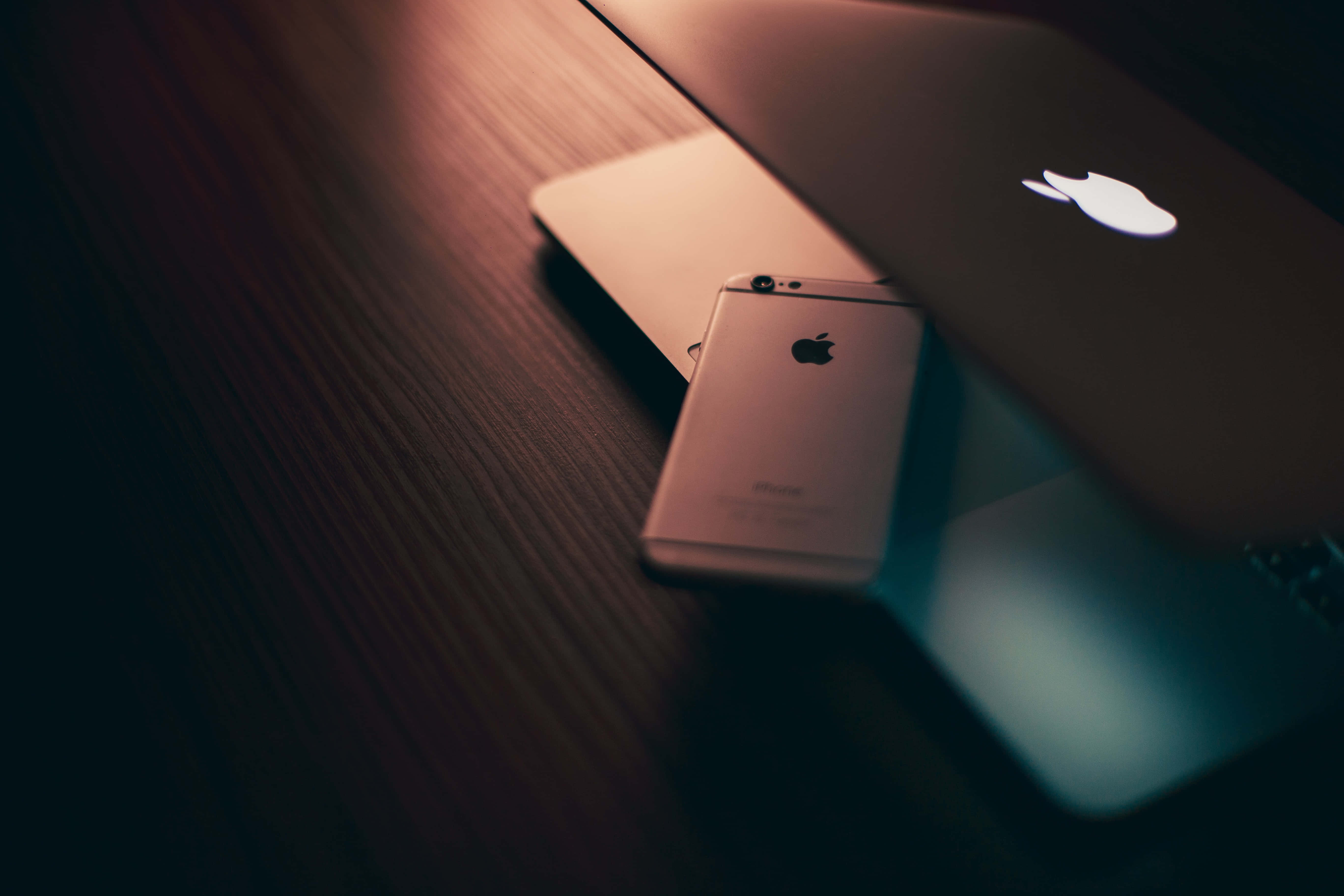 세련되고 현대적인 Apple MacBook 노트북 배경화면
