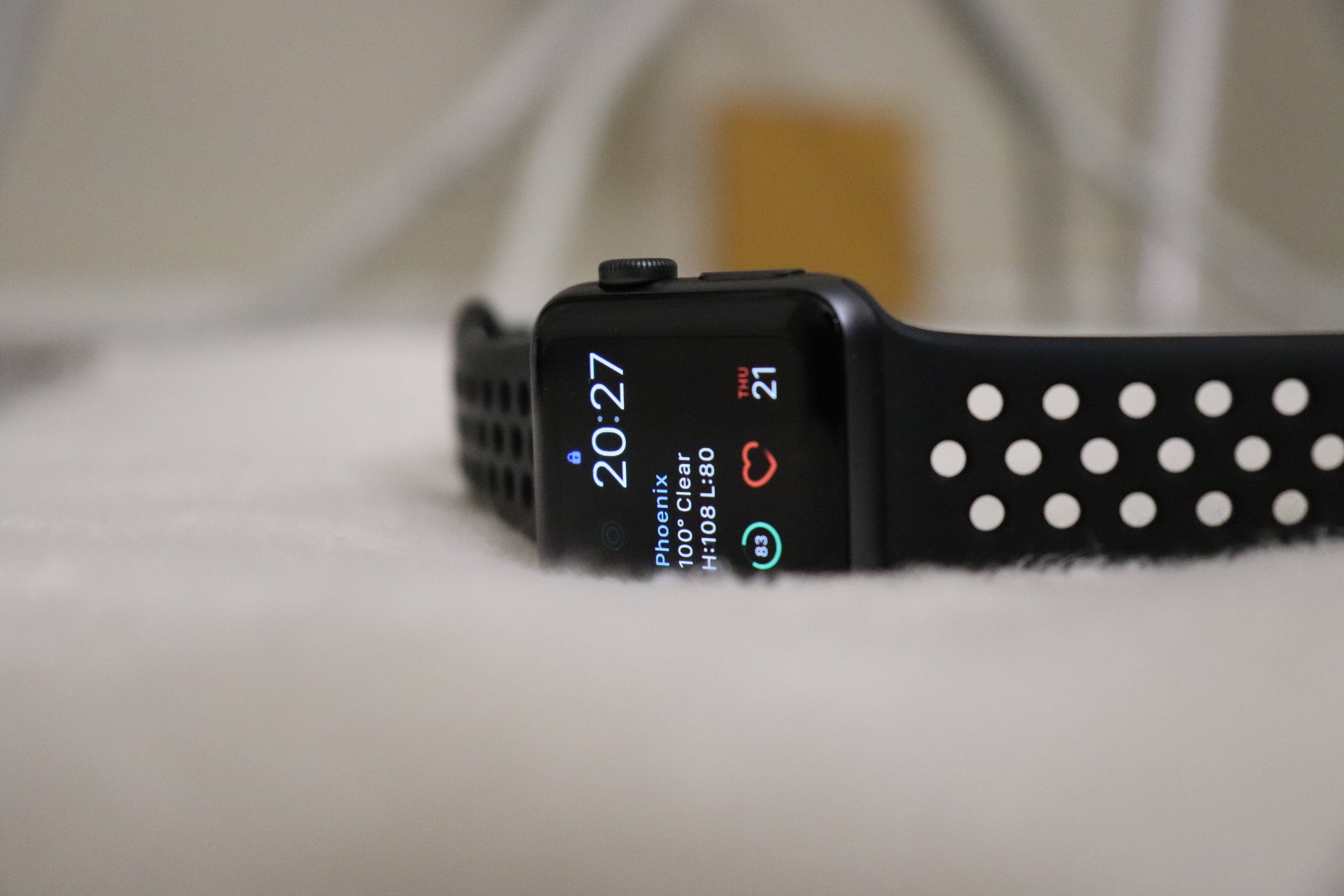 검은색 밴드의 Apple Watch 배경화면
