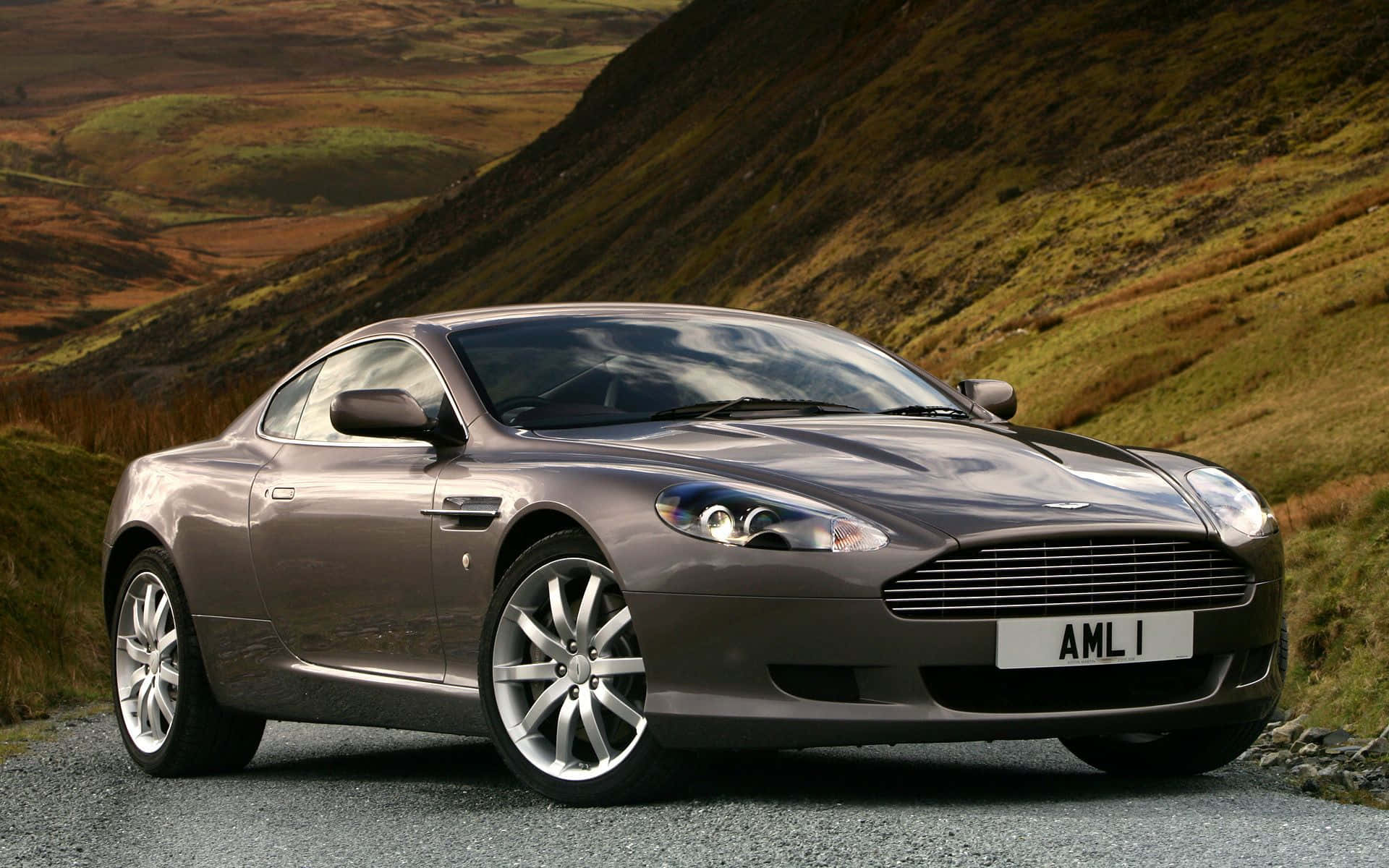 열린 도로 위의 세련된 Aston Martin DB9 배경화면