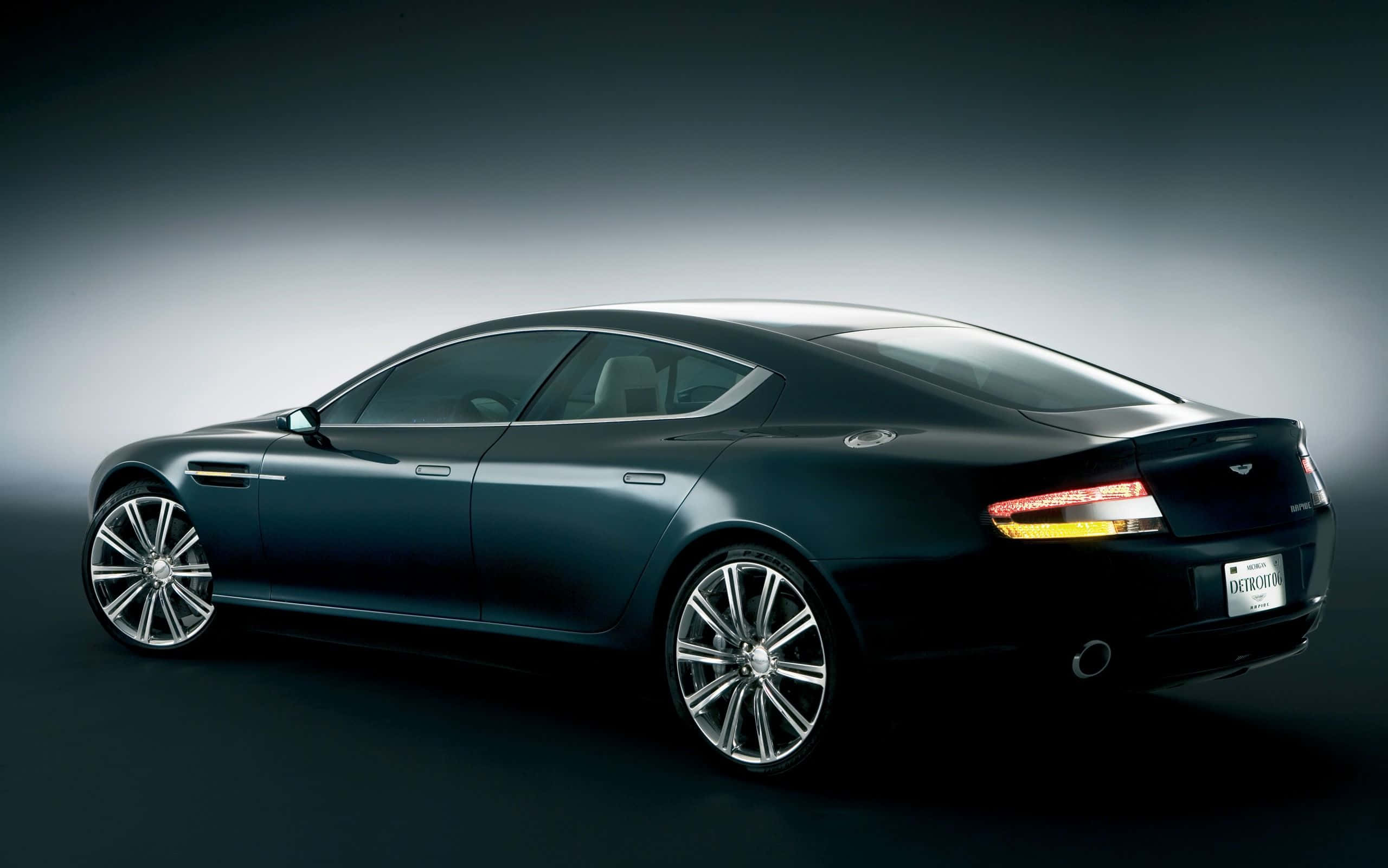 Aston Martin Rapide S - 럭셔리와 성능의 만남 배경화면
