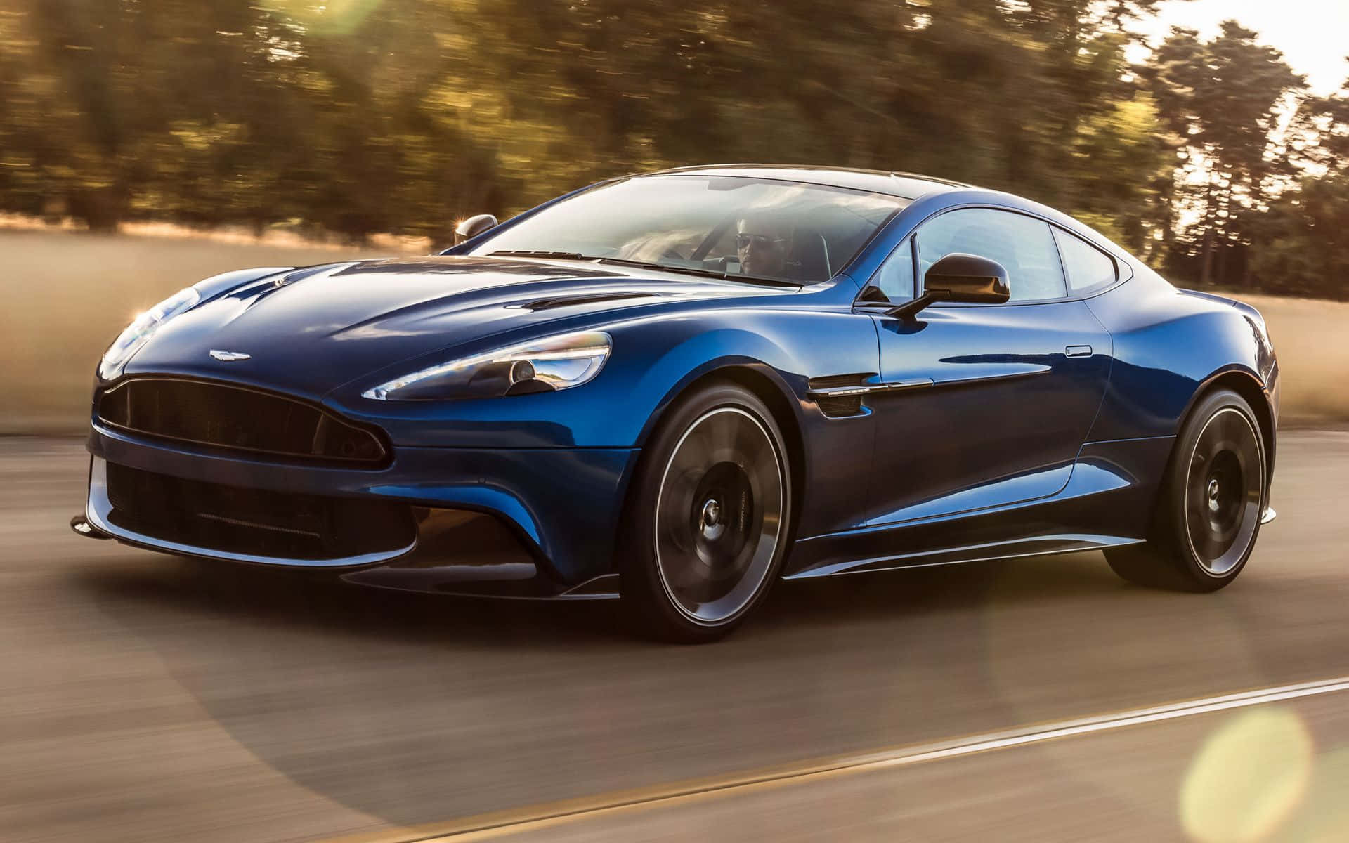 완전한 영광의 매혹적인 Aston Martin Vanquish 배경화면