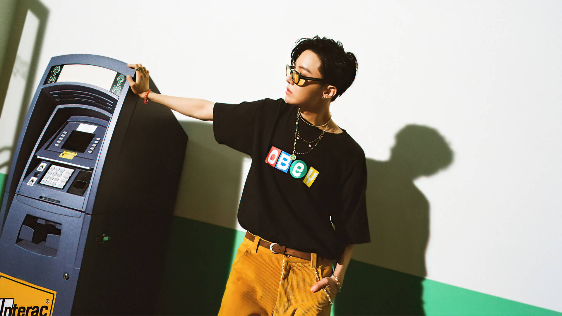 제이홉 ATM 앞에서 포즈 배경화면