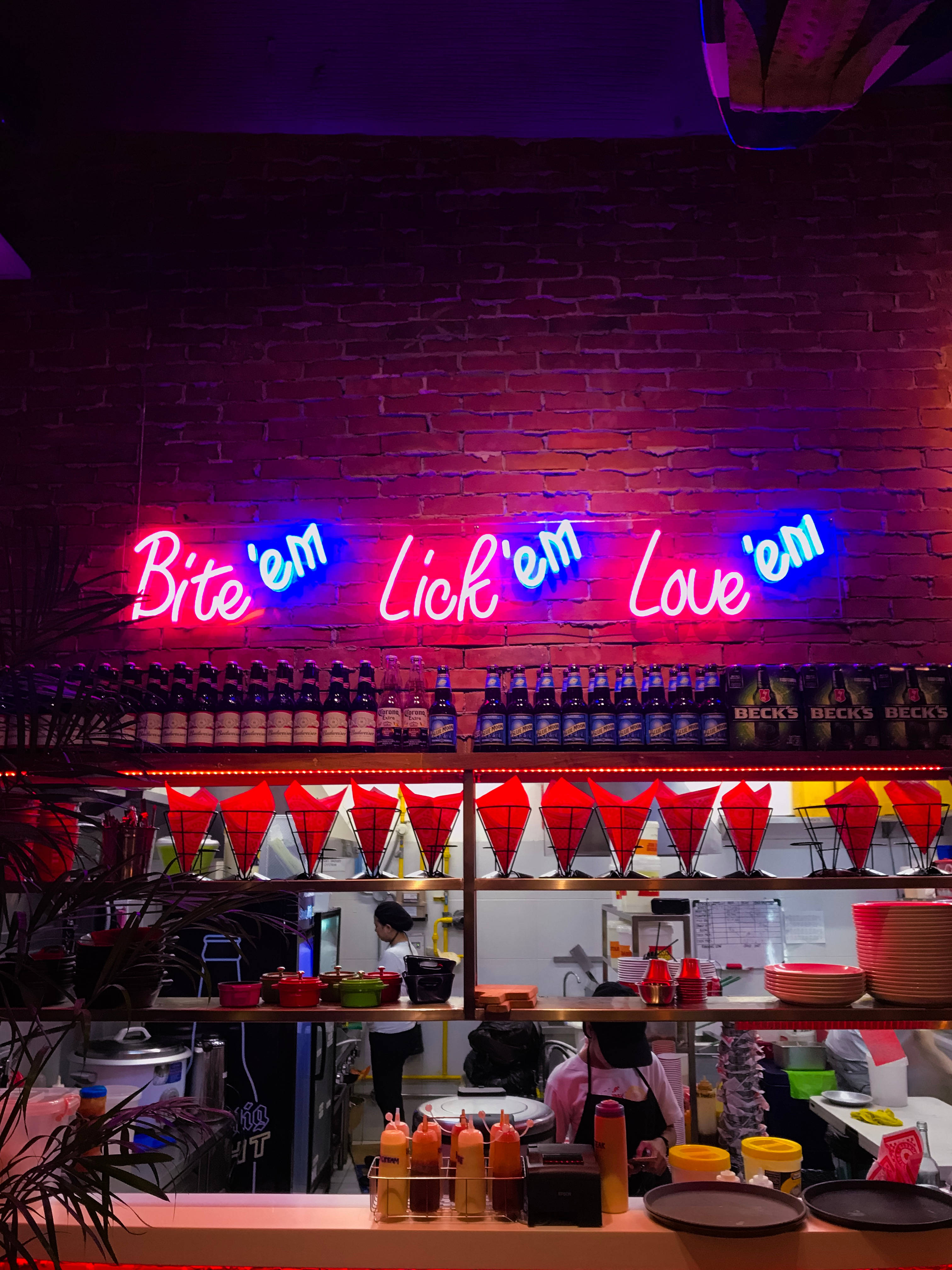 Bite Lick Love 네온 아이폰 배경화면