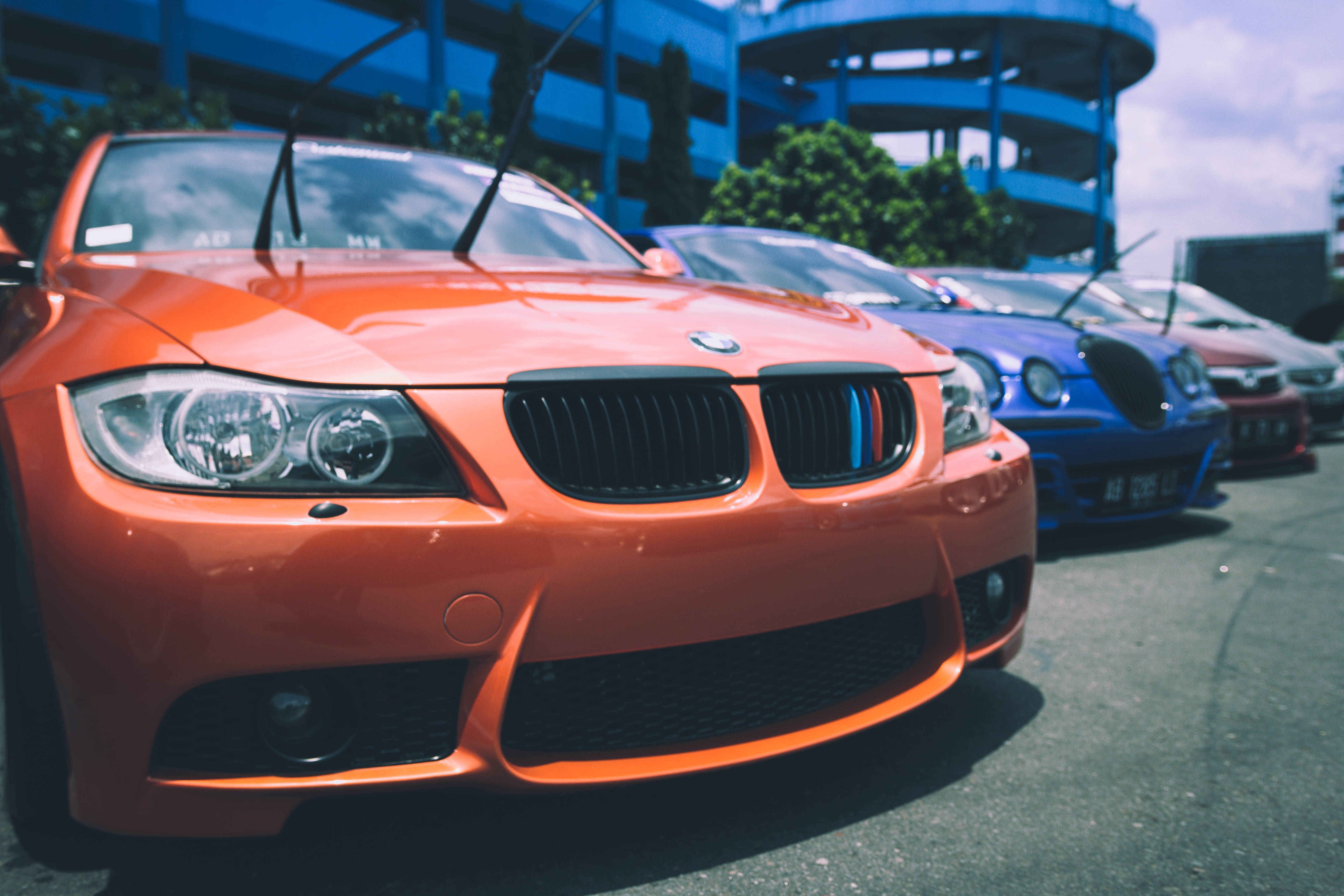 주차된 BMW 자동차 앞모습 배경화면