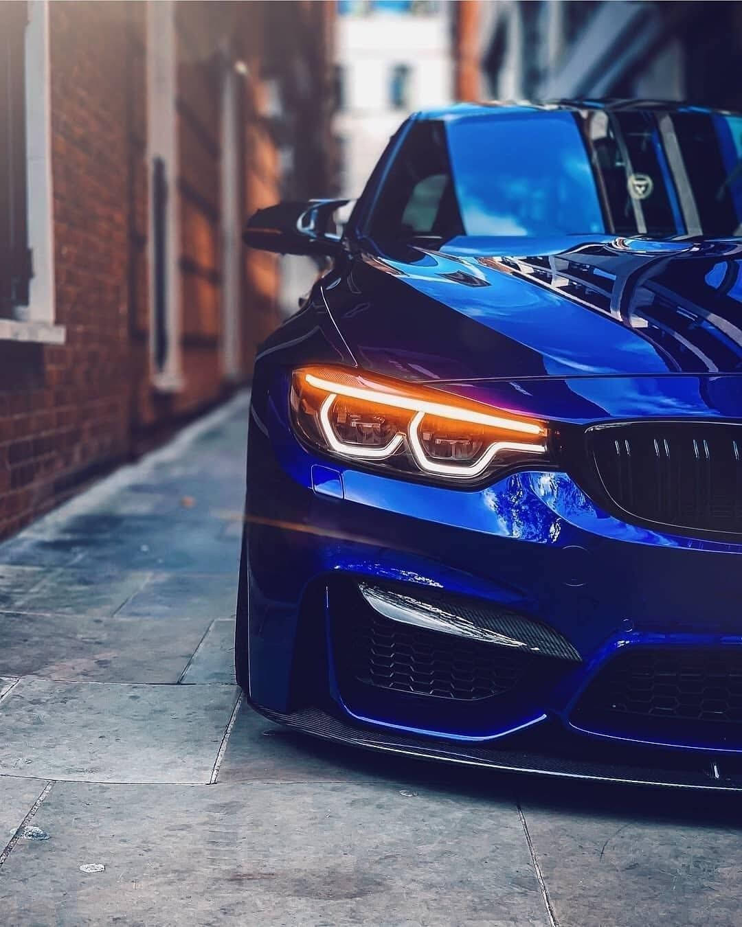도시 풍경 속 세련된 BMW, 배경으로 스카이라인이 펼쳐진 모습 배경화면