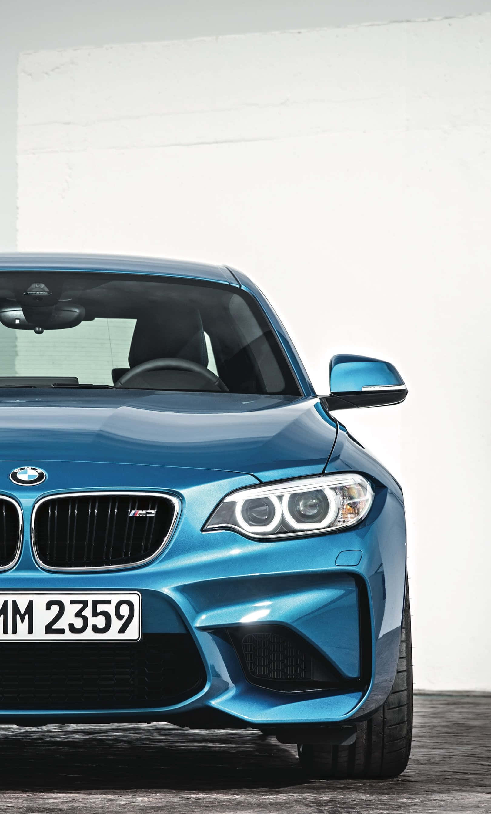 세련된 BMW 아이폰 배경화면, 우아한 스포츠카와 로고 배경화면