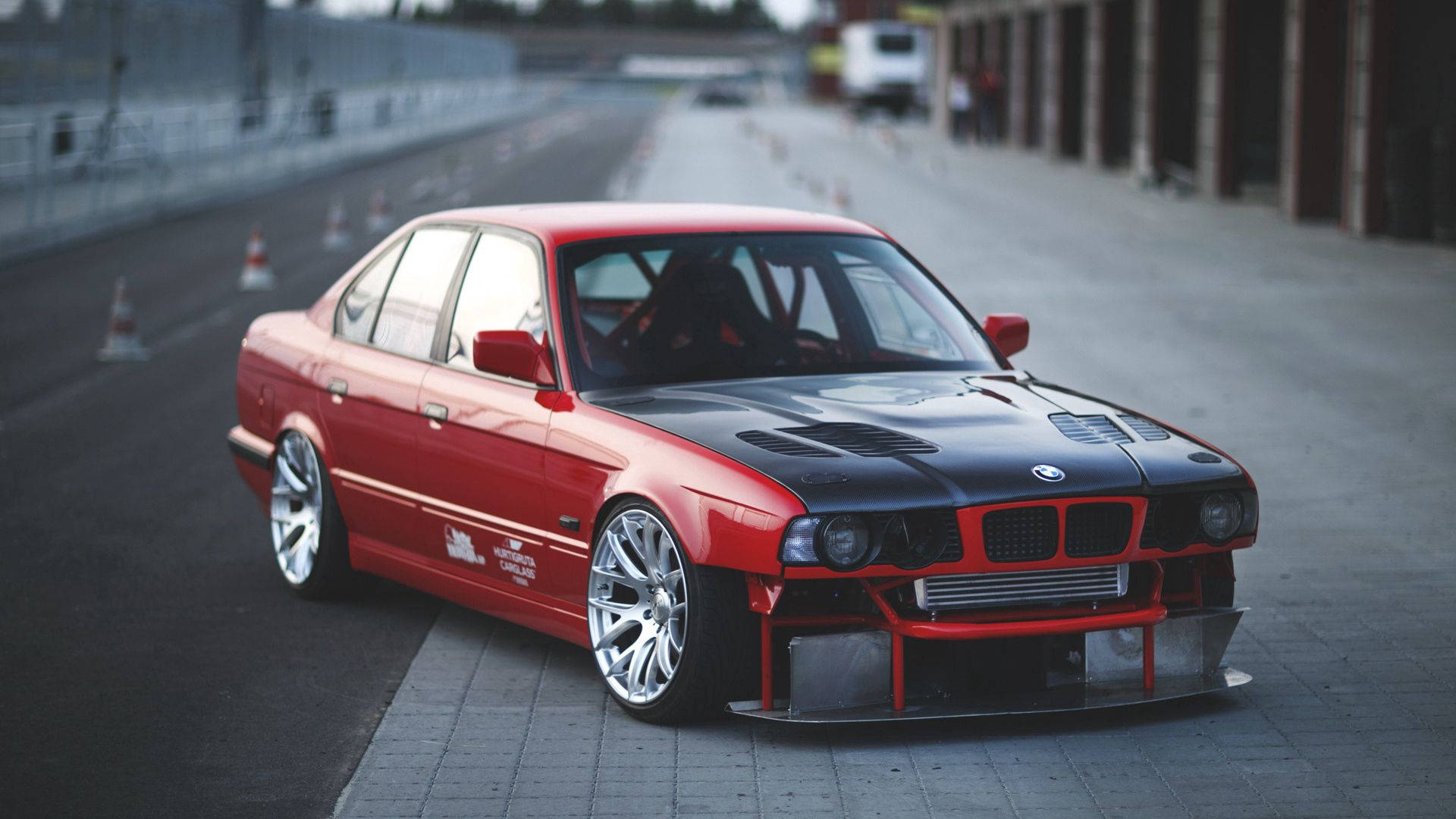 캡션: 인상적인 빨간색 BMW E34 풀HD 배경화면