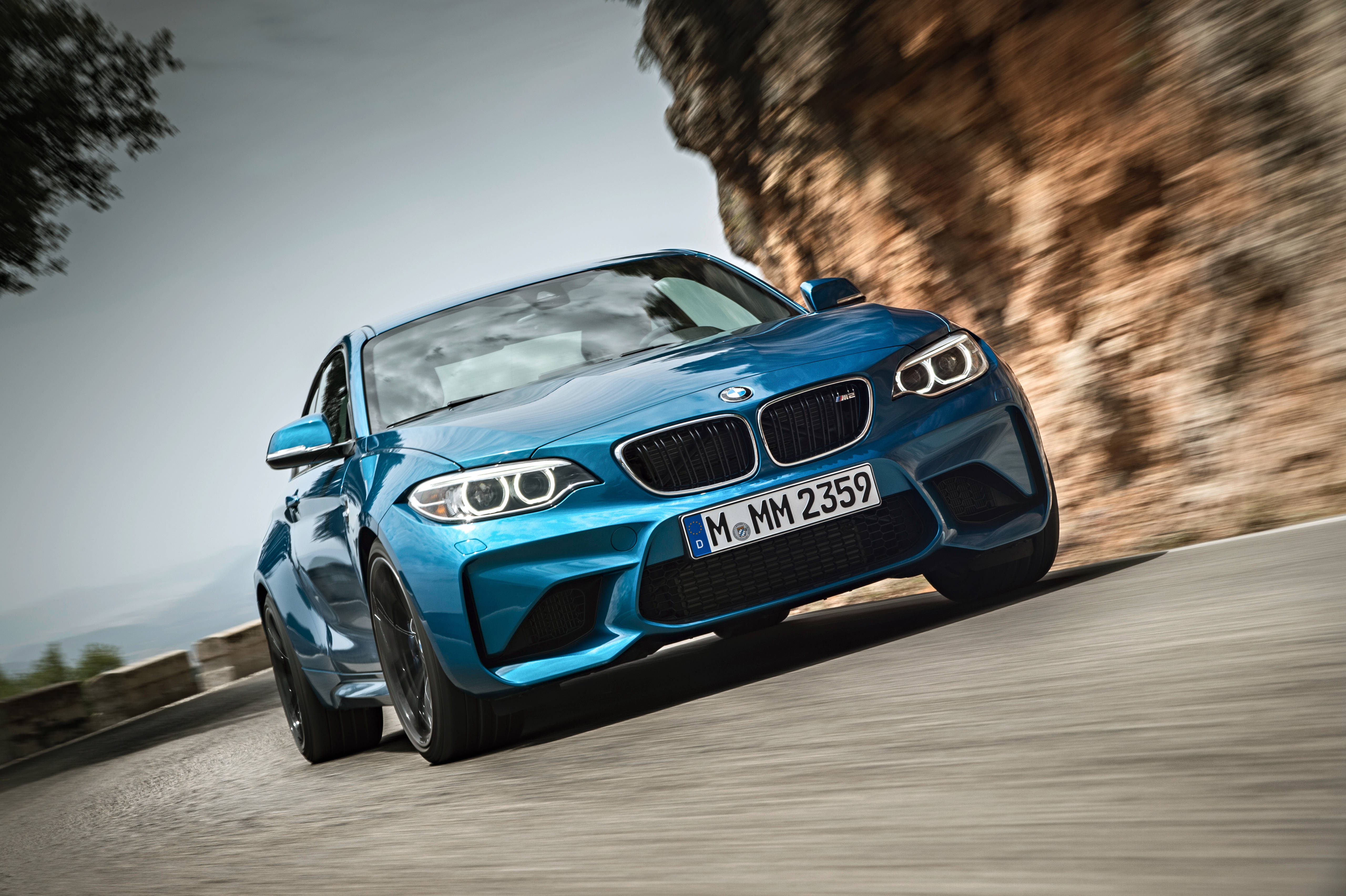 BMW M2와 함께 폭발적인 출발 배경화면