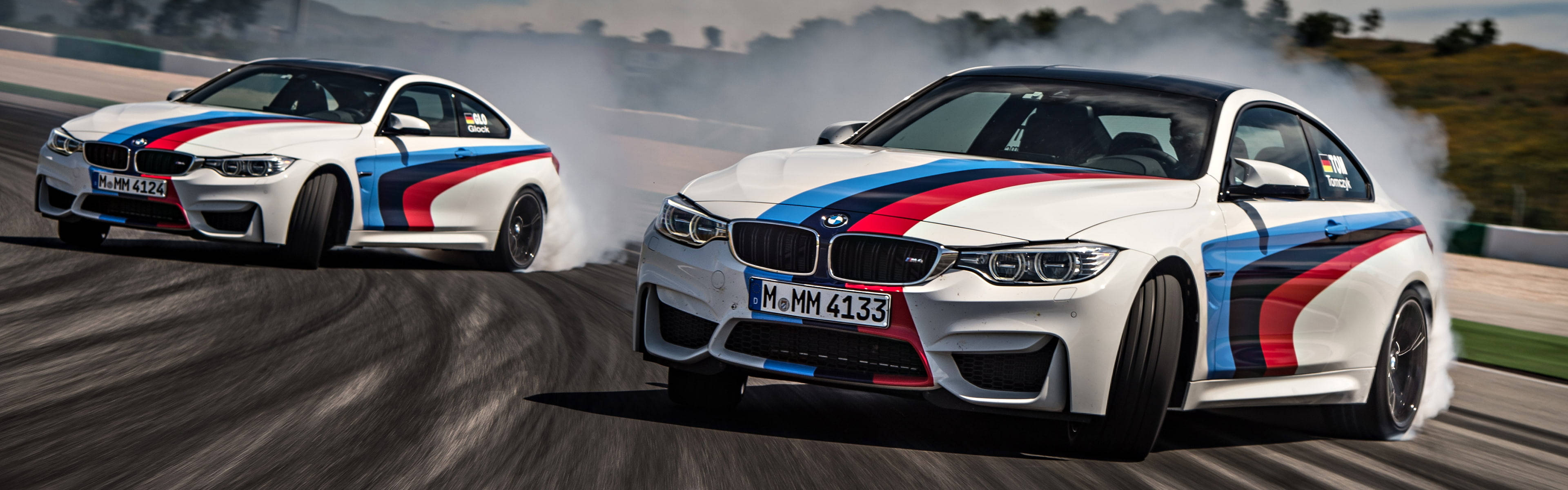 BMW M4 드리프트 카의 스릴 넘치는 트랙 주행 배경화면
