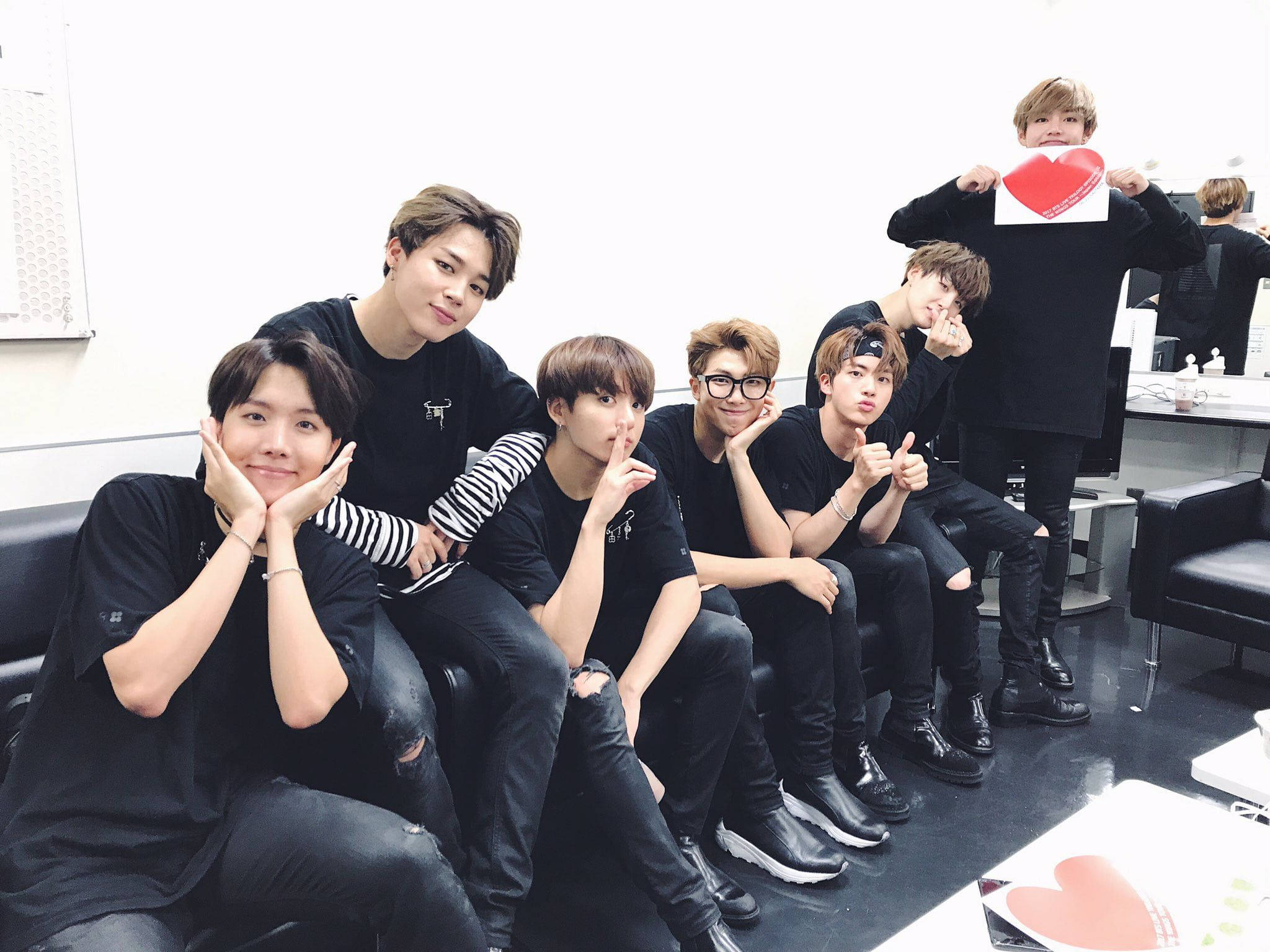 BTS 2021 데스크탑 – 대중문화 아이콘들의 조화 배경화면