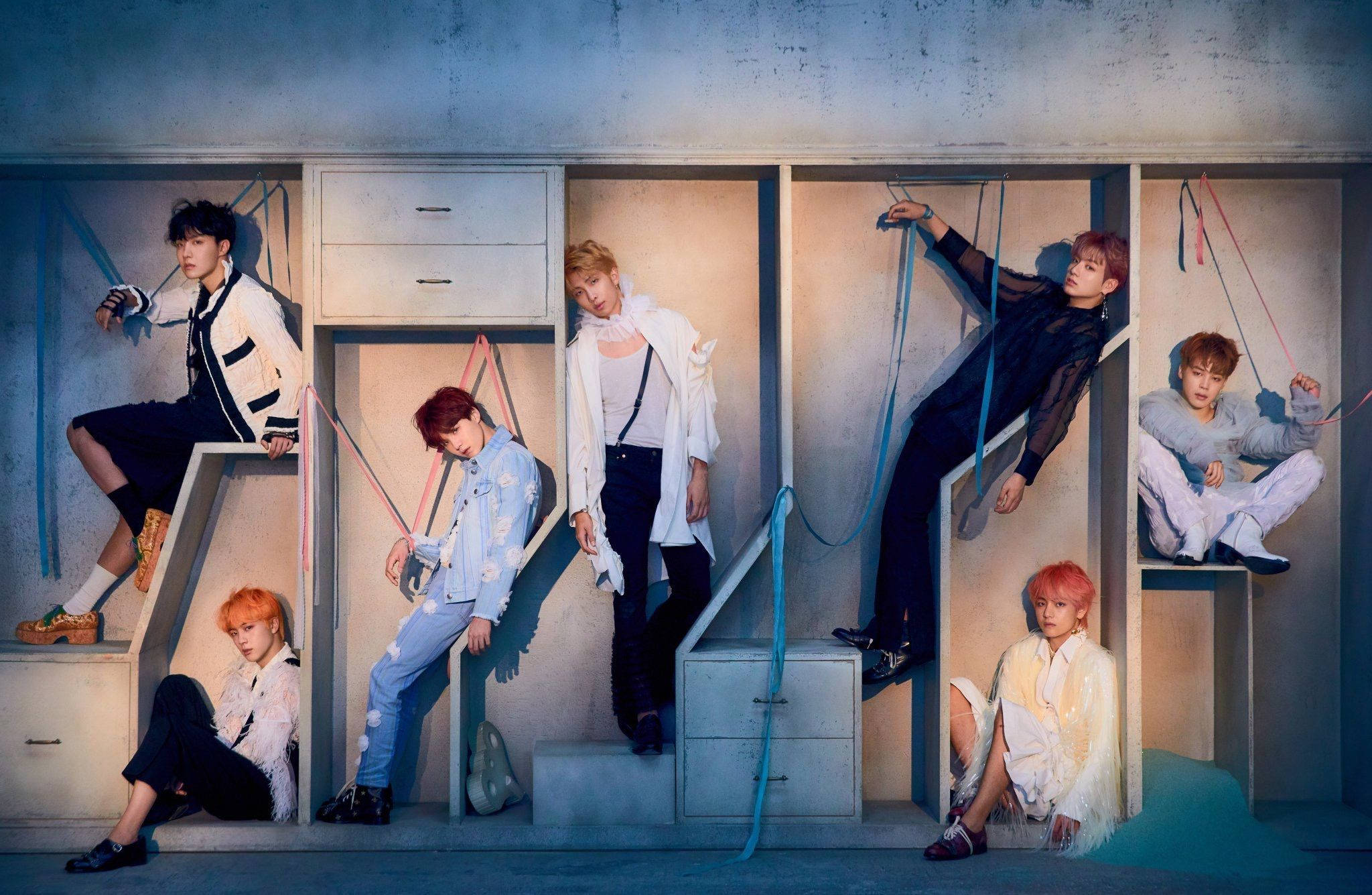 BTS 멤버들이 캐비닛 선반 안에서 포즈를 취하는 노트북 배경화면
