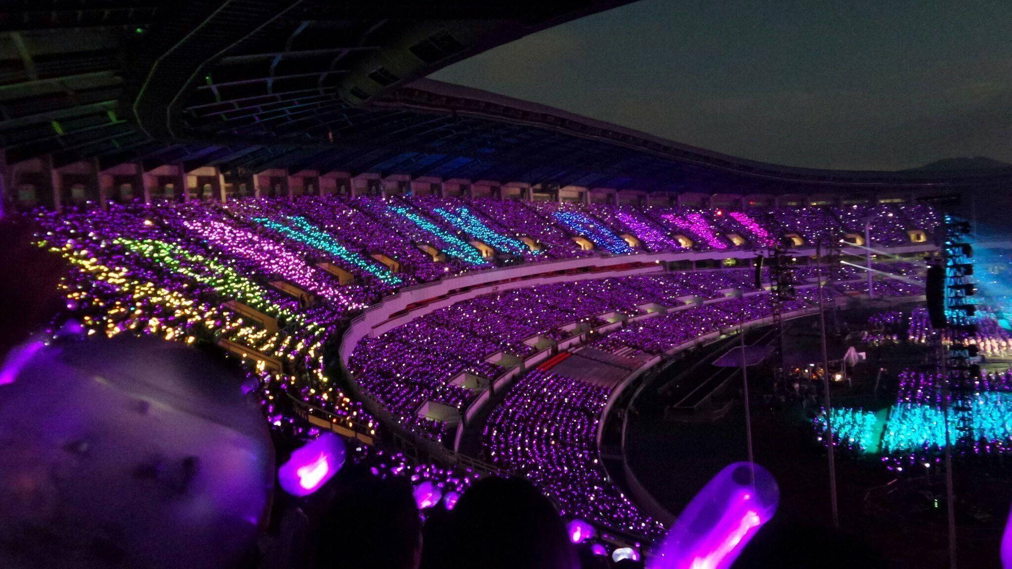 BTS 콘서트와 아미봉 배경화면