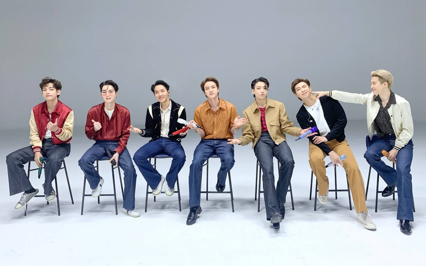 BTS 데스크탑 의자 줄에 앉아 있는 배경화면