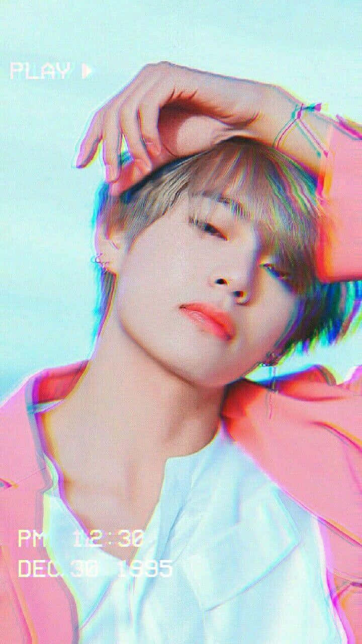 BTS 뷔의 카리스마 넘치는 매력 배경화면