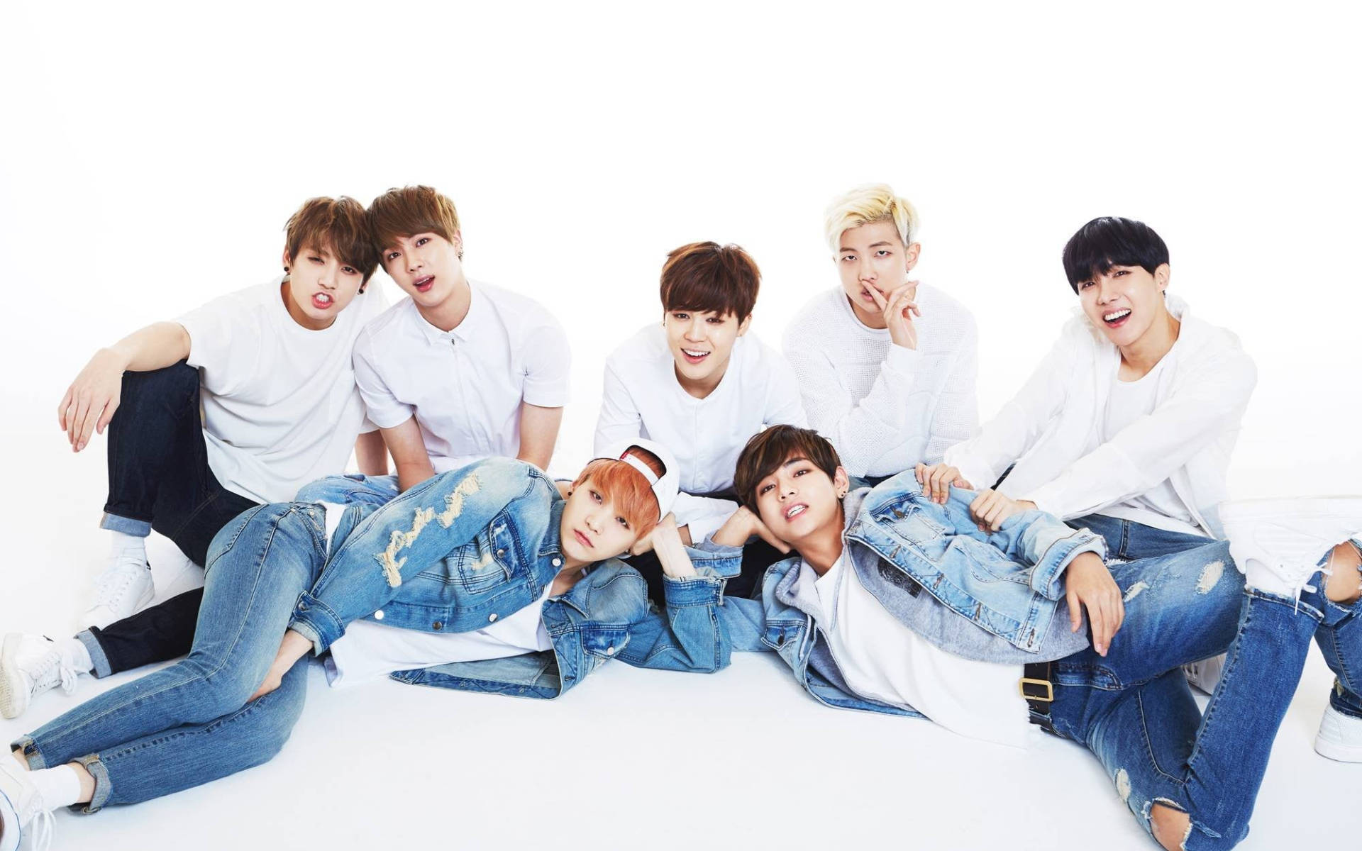 청바지 입은 BTS 단체 사진 배경화면