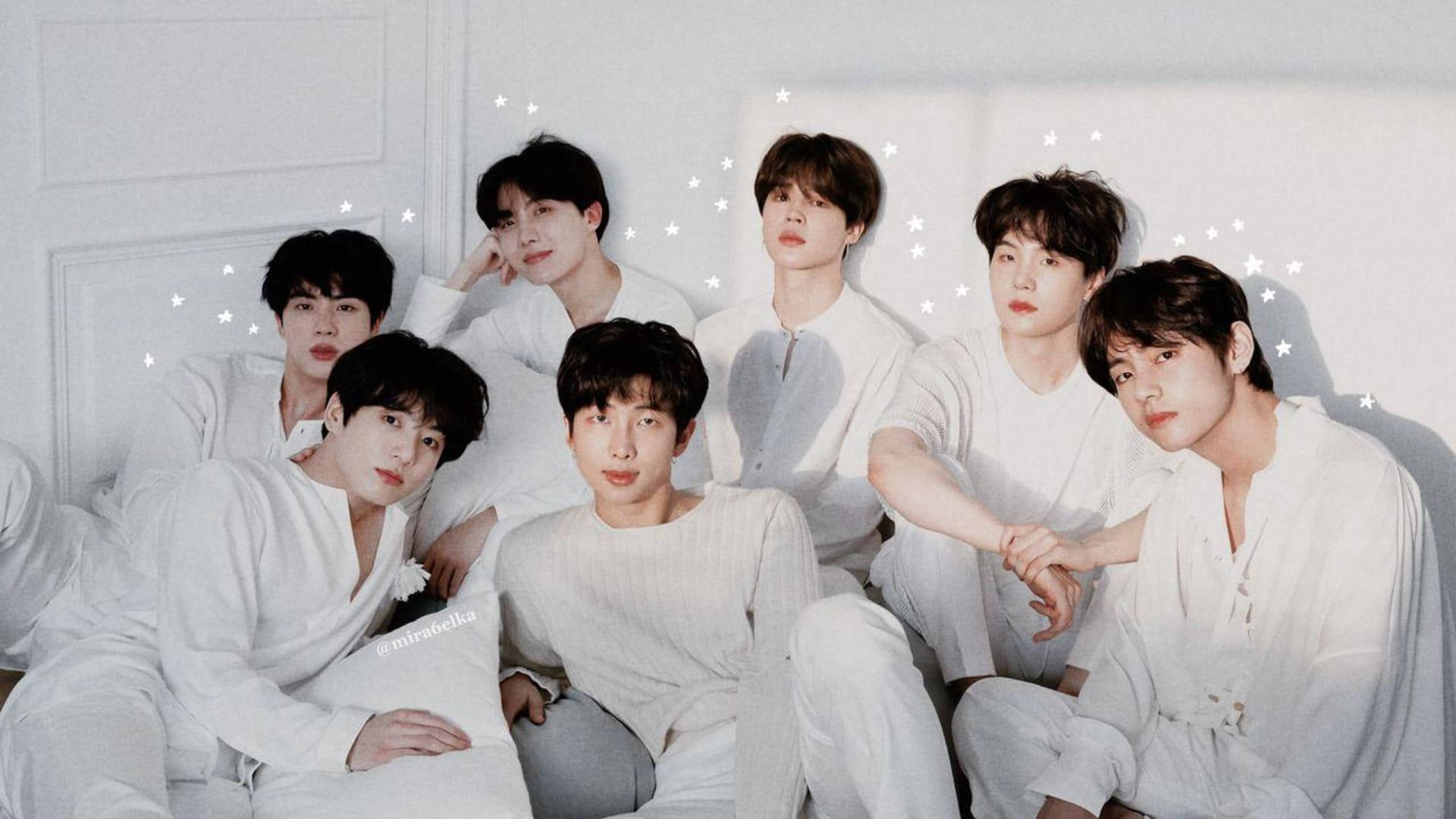 하얀 의상을 입은 BTS 멤버들 배경화면