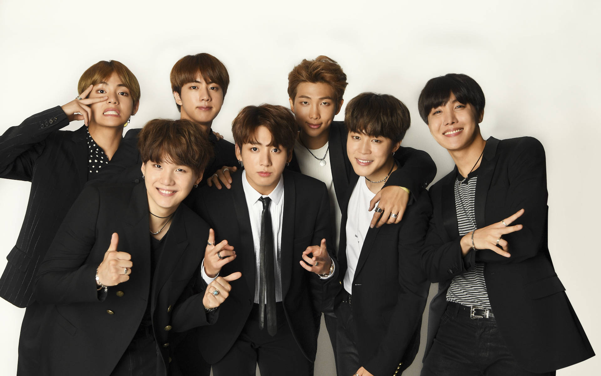BTS 단체 사진 검은 정장 배경화면