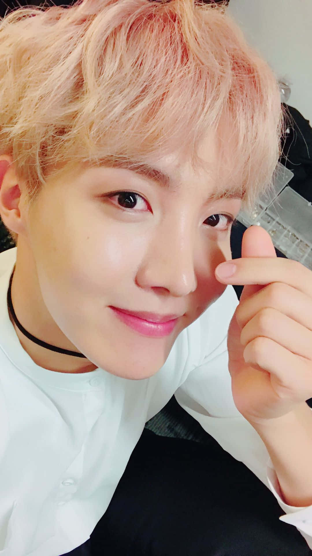 제이홉 BTS 손가락 하트 배경화면