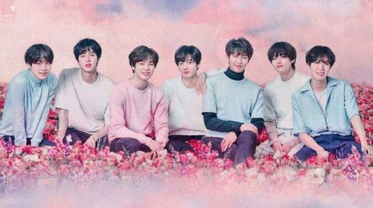 귀여운 BTS 그룹, 분홍 꽃밭에서 배경화면