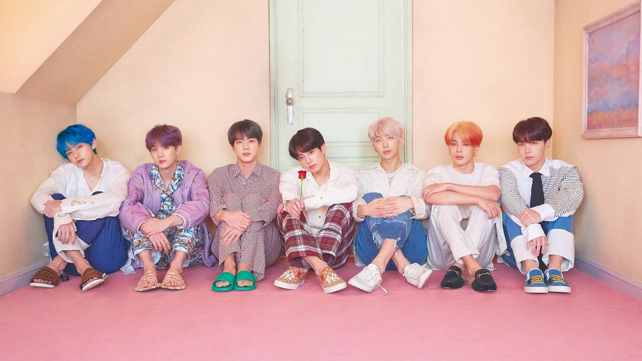귀여운 BTS 단체 다락방에 함께 앉아 있는 모습 배경화면