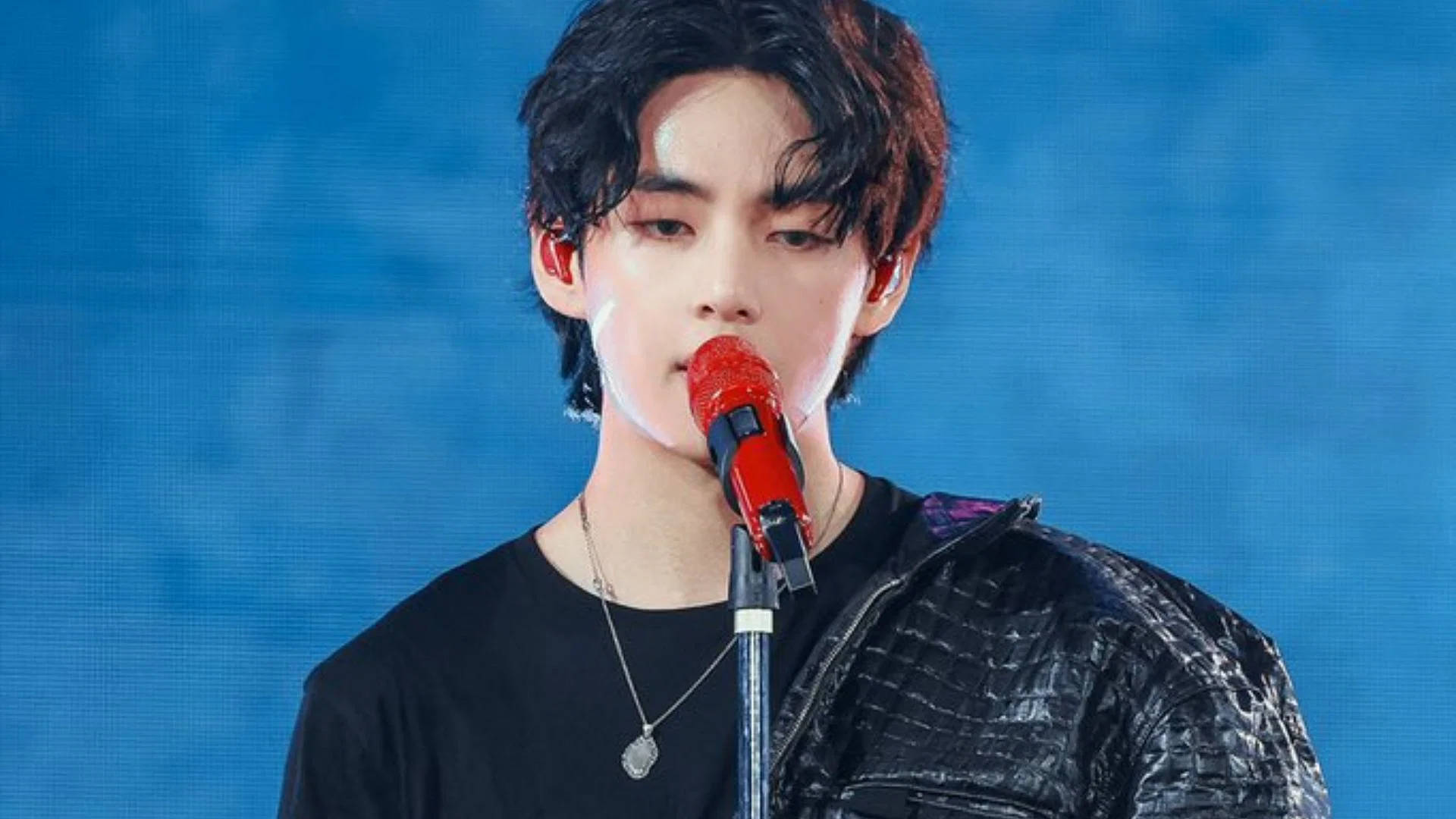 BTS 뷔 레드 마이크 배경화면