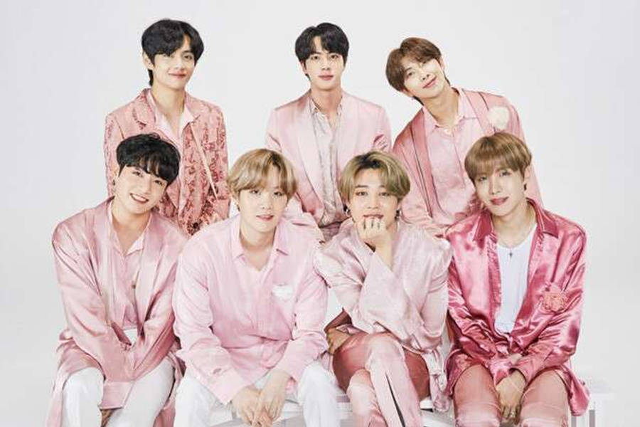귀여운 핑크색 실크 수트를 입은 BTS 배경화면