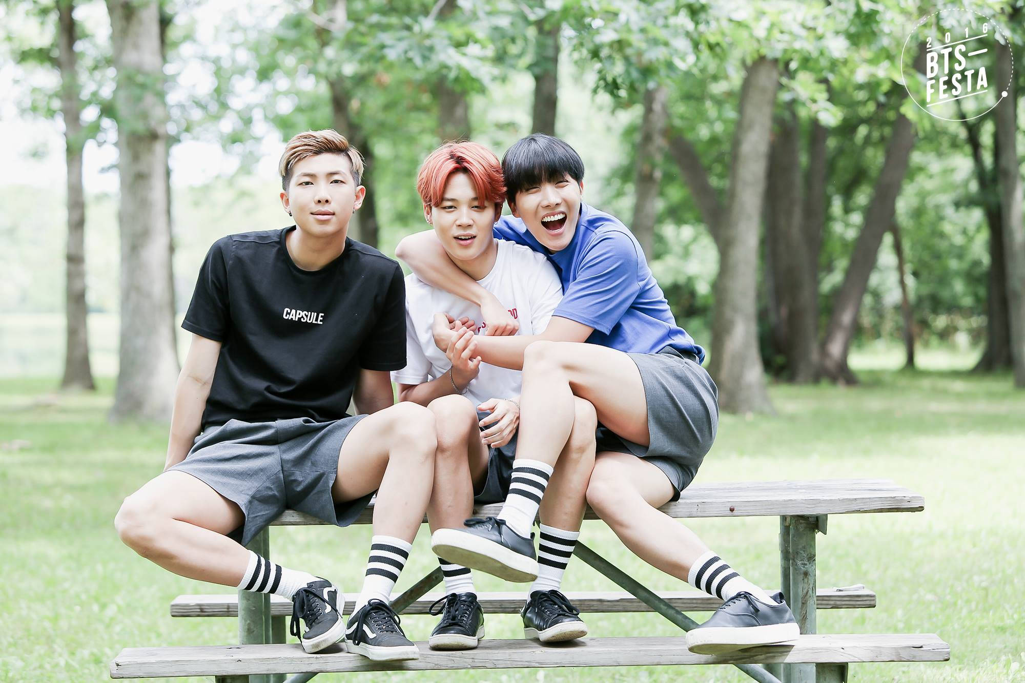 공원 벤치 위의 감성적인 BTS 삼인방 배경화면