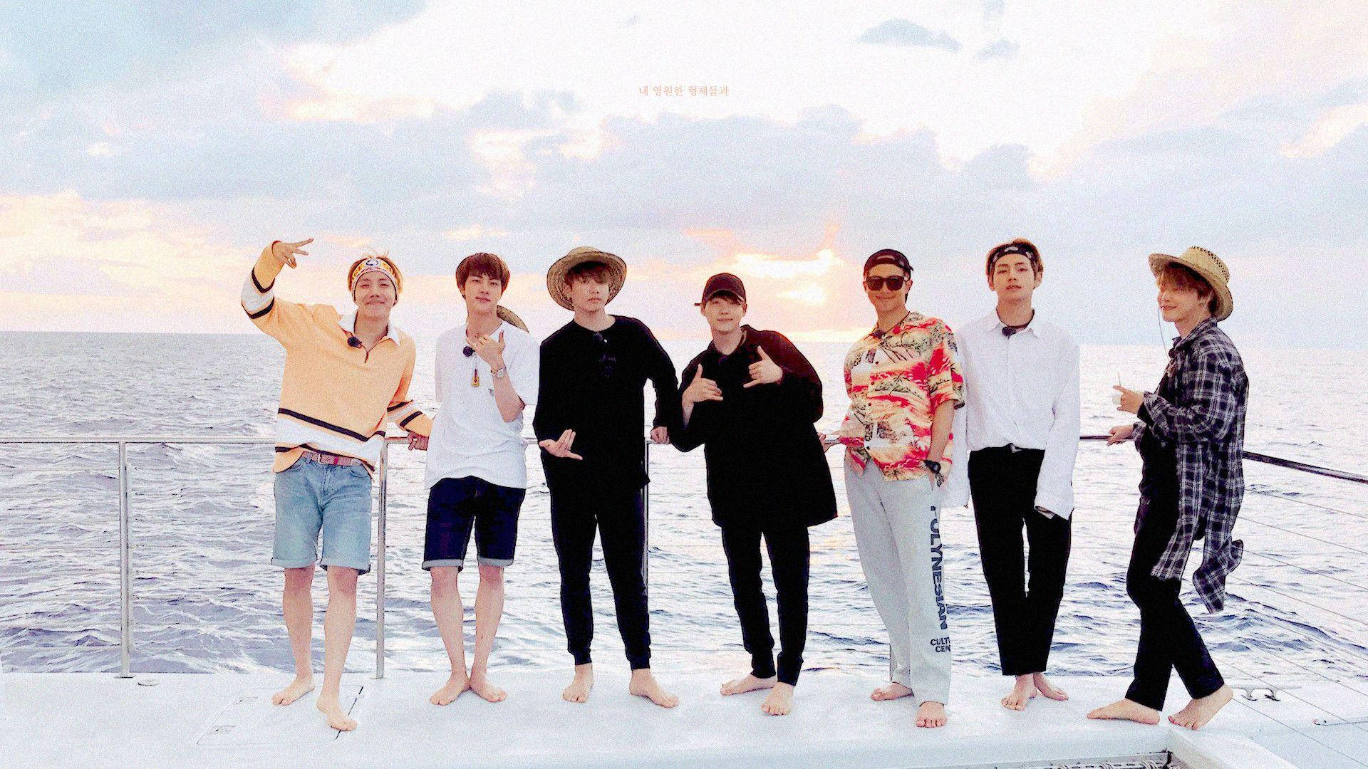 요트 위 BTS 단체 사진 배경화면