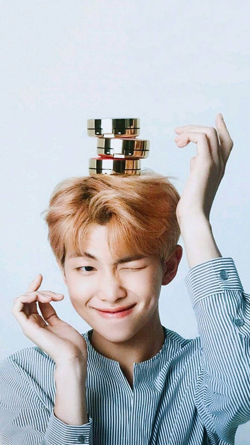 귀여운 BTS RM, 머리 위에 컴팩트를 쌓은 모습 배경화면