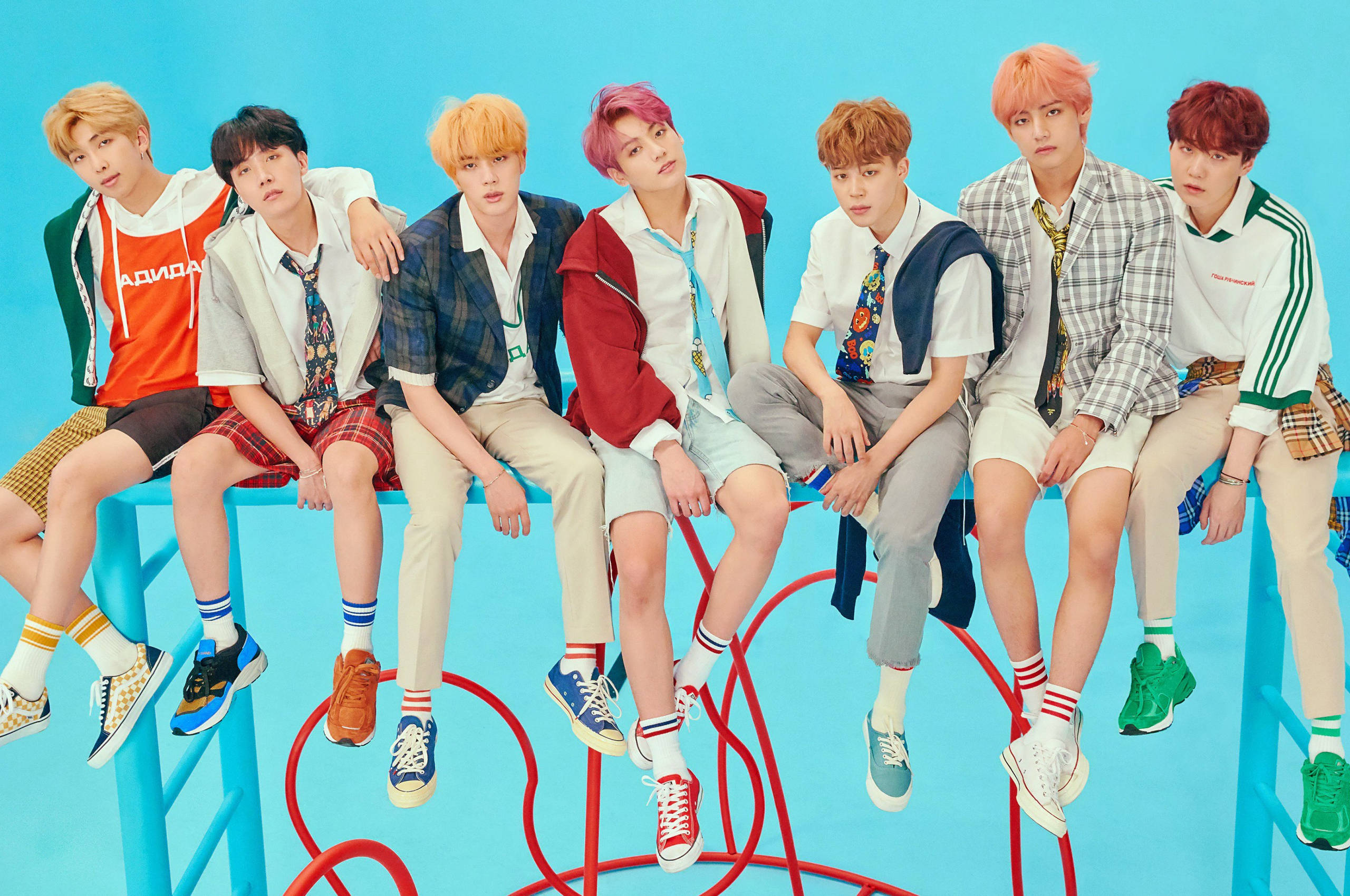 파란 배경의 BTS 단체 사진 배경화면