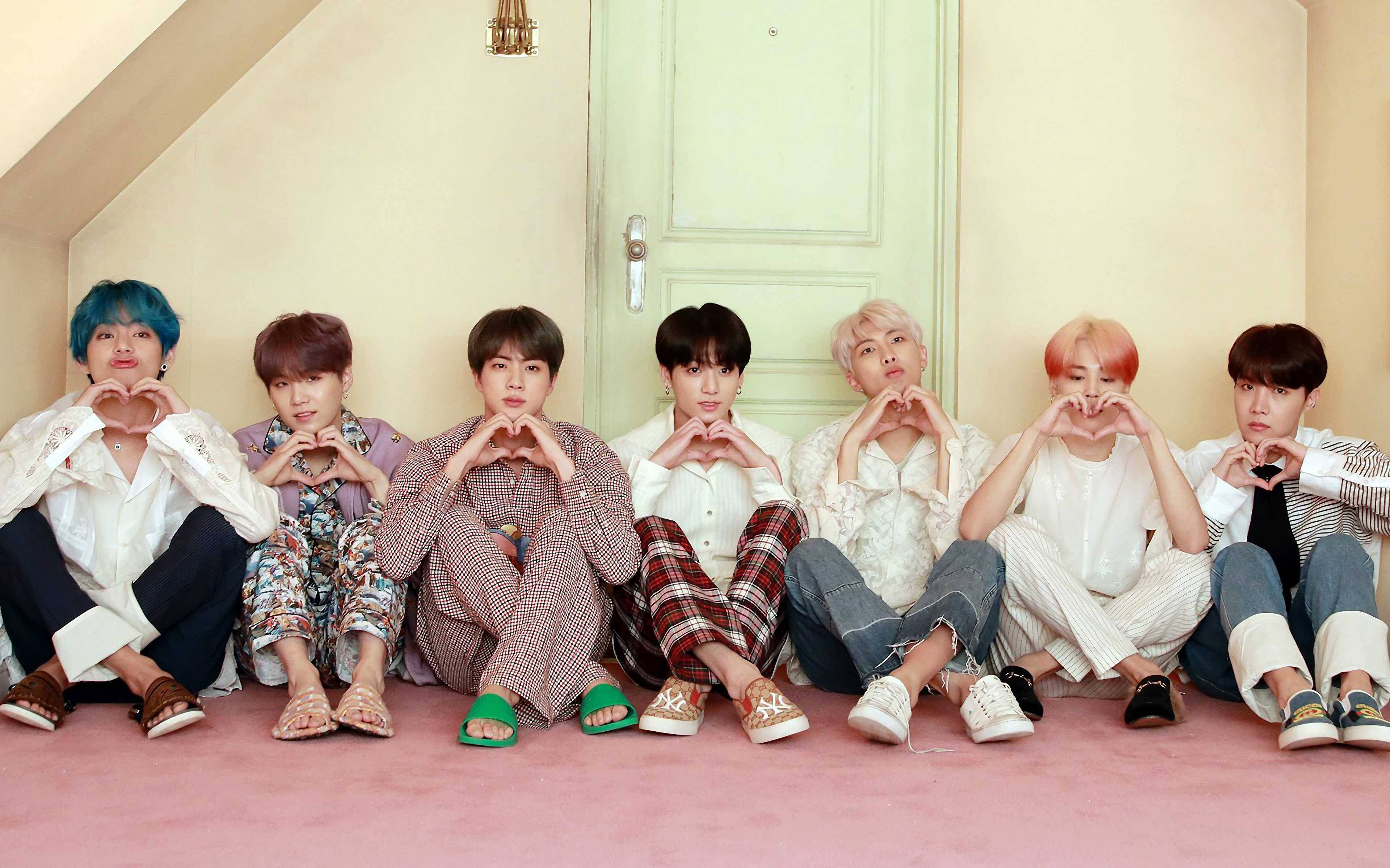 BTS 데스크탑 하트 사인 문 앞 배경화면