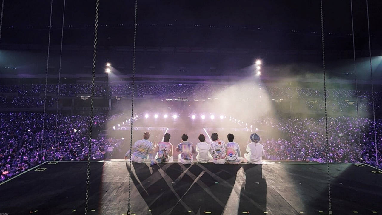 BTS 콘서트, 멤버들이 무대 위에 앉아 있는 모습 배경화면