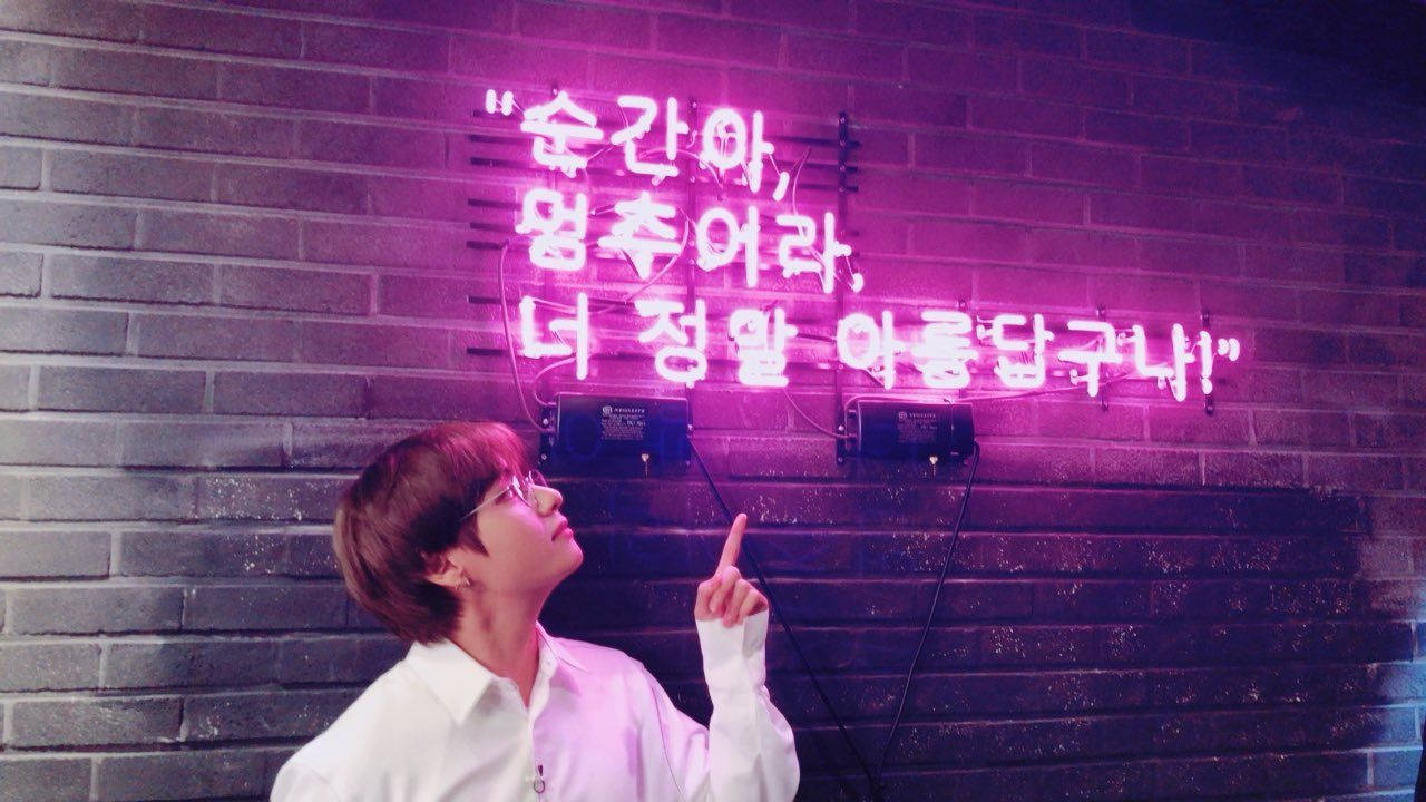 BTS V 네온 라이트 감성 배경화면