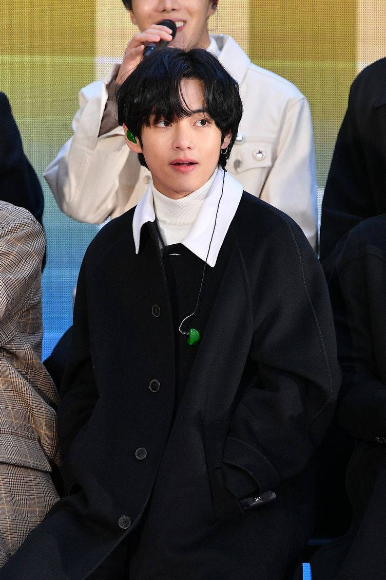 BTS V 세련된 터틀넥 패션 - 다채로운 스타일을 보여주며 배경화면