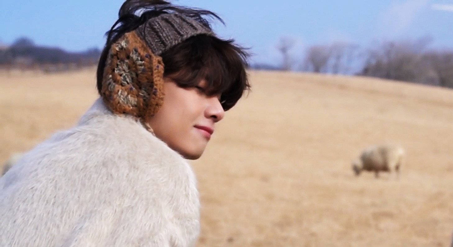 BTS V 니트 귀마개 배경화면