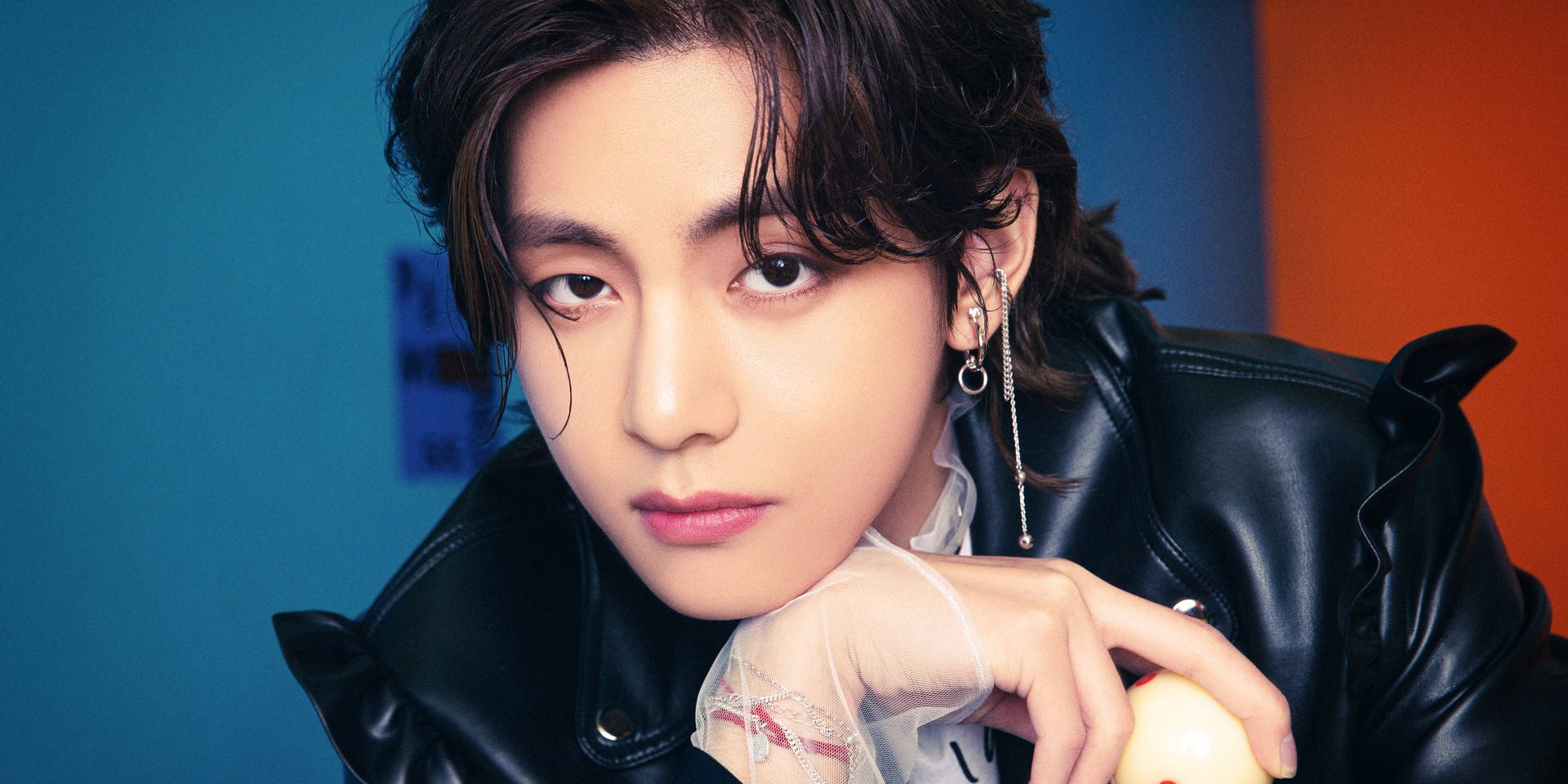 BTS V 블랙 가죽 자켓 배경화면