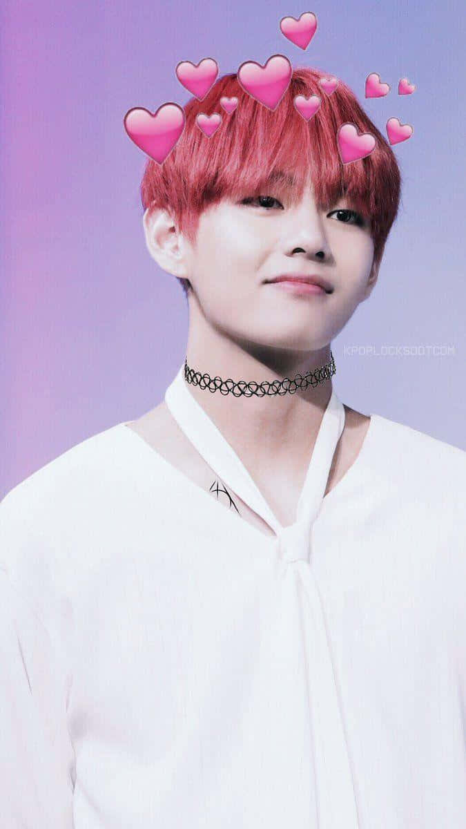 BTS V 잘생긴 모습으로 카메라를 향해 포즈 취하는 모습 배경화면
