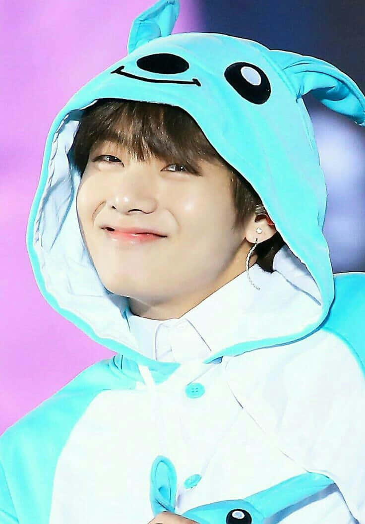 BTS V가 팬들을 위해 포즈를 취하다 배경화면