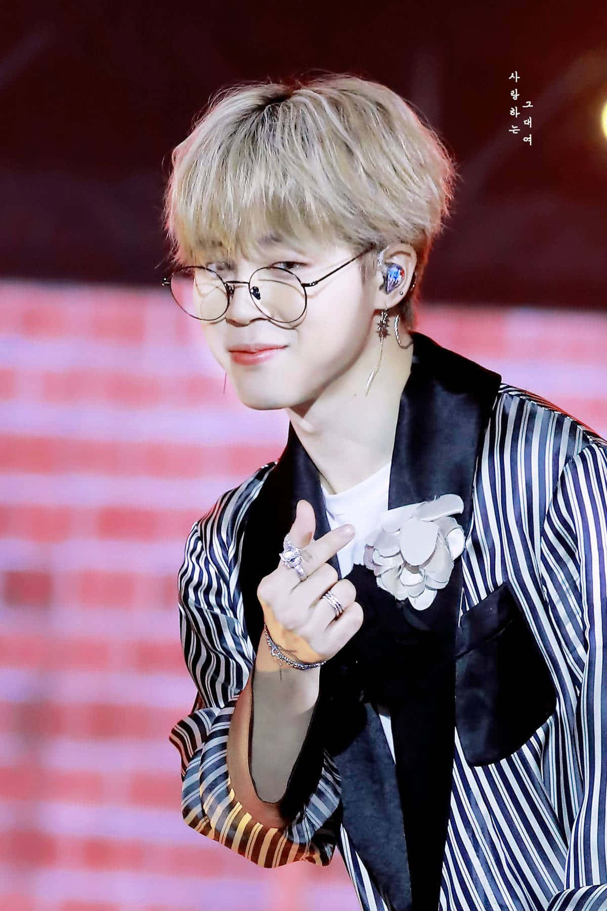지민 BTS 손가락 하트 배경화면