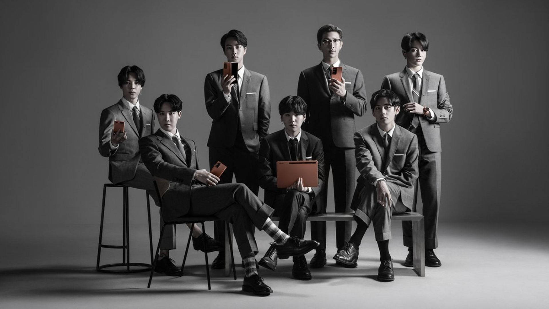 BTS 데스크탑 사진, 핸드폰과 노트북을 든 모습 배경화면