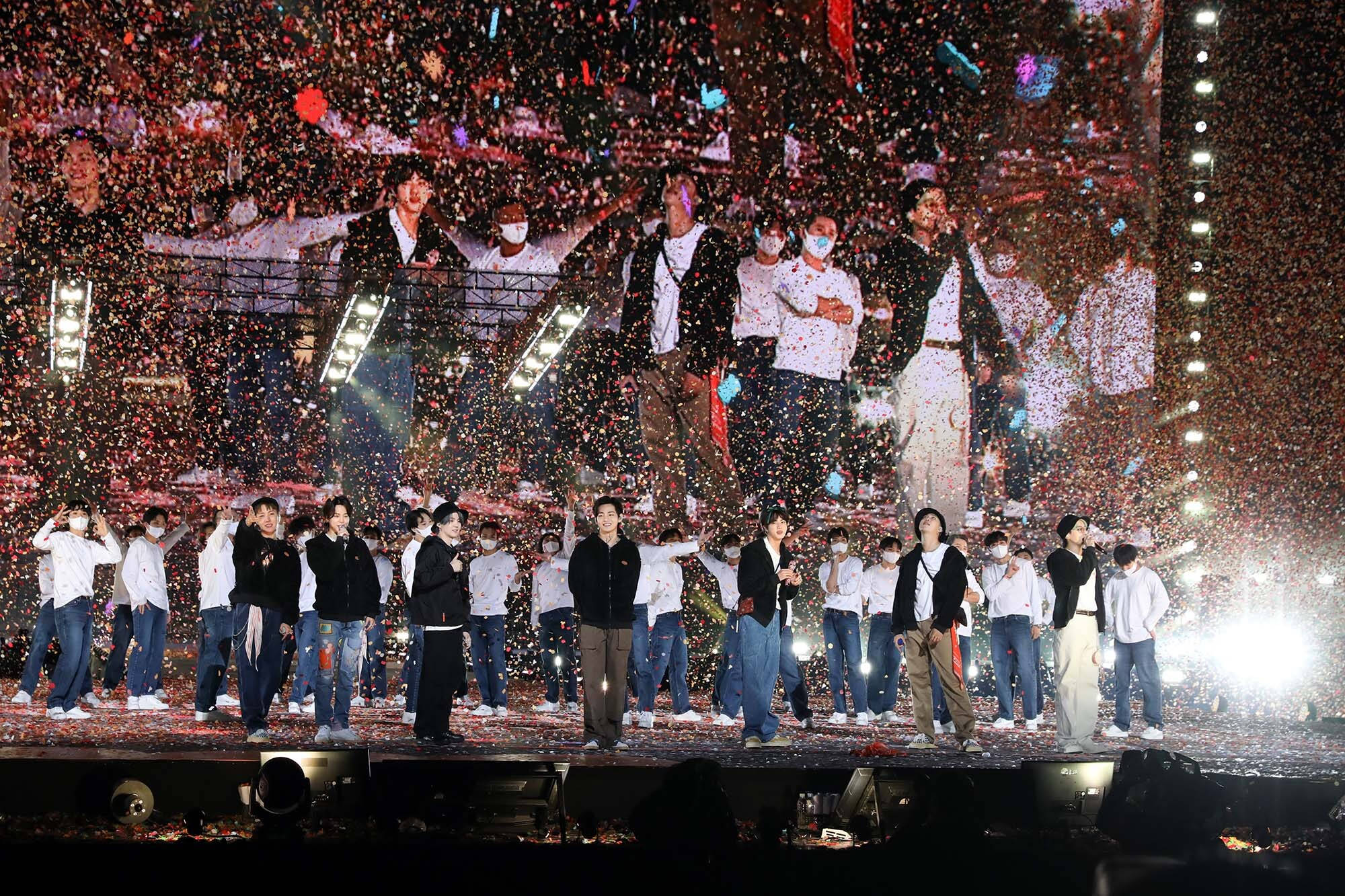 BTS 콘서트 컨페티 샤워 배경화면
