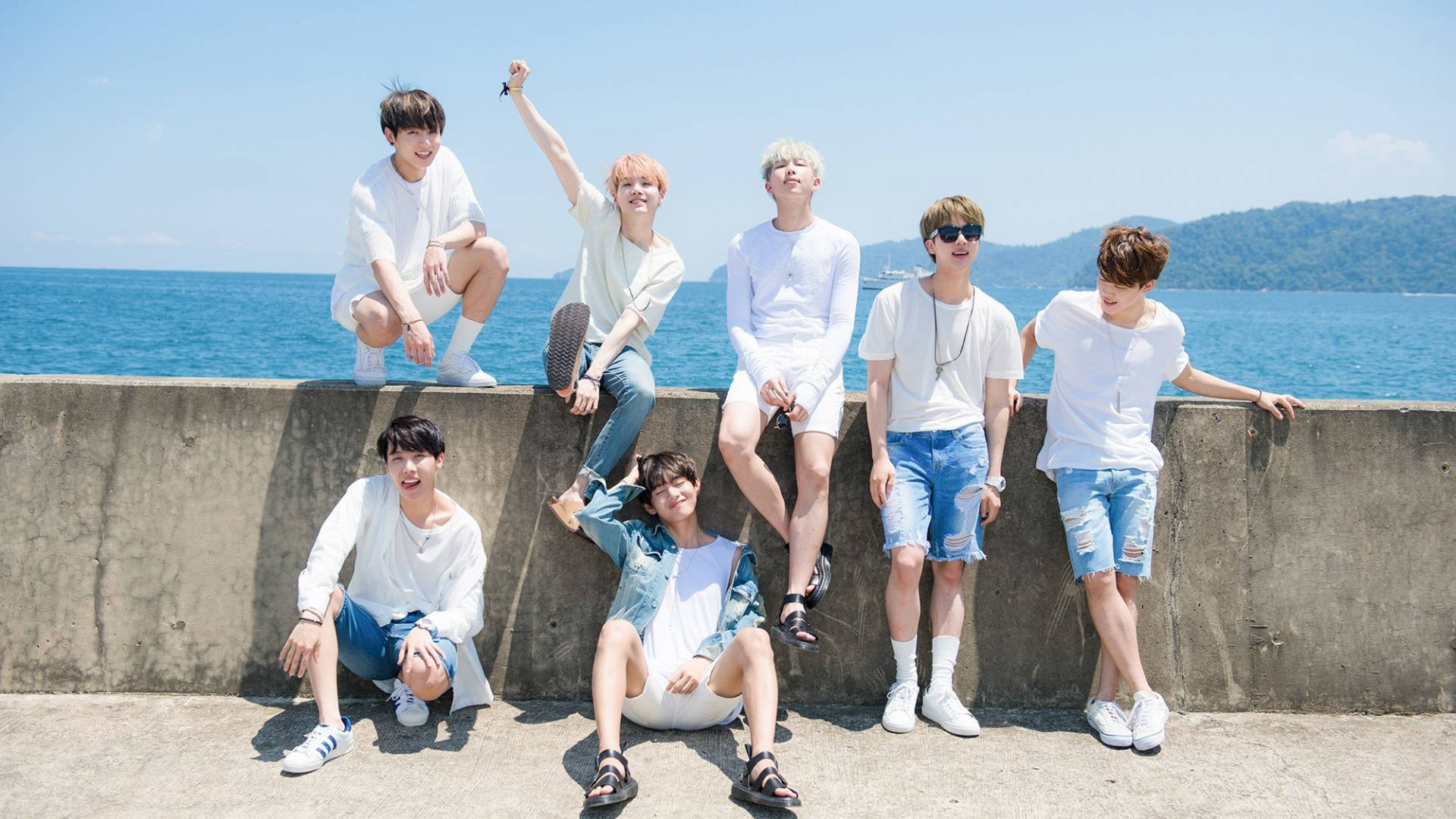 BTS 해변 단체 사진 배경화면 — 방탄소년단 단체 사진 배경화면