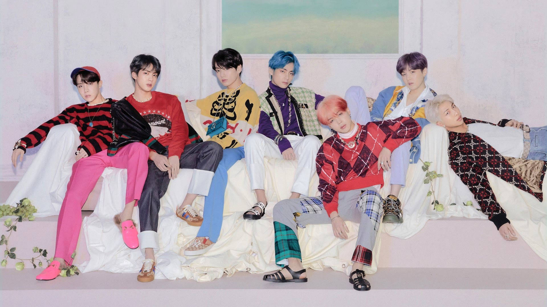 BTS 화이트 소파 바탕화면 배경화면