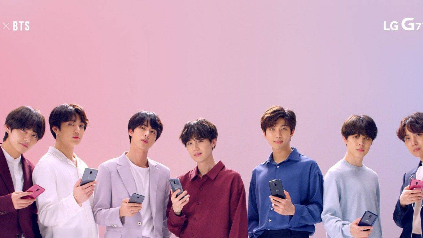BTS가 LG 휴대폰과 노트북을 들고 있는 배경화면