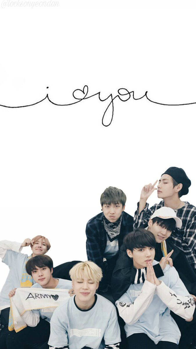 BTS 보이밴드 멤버 V, 정국, 지민, 슈가, 진, RM, 제이홉이 흰색 캐주얼 의상을 입고 미니멀한 배경에