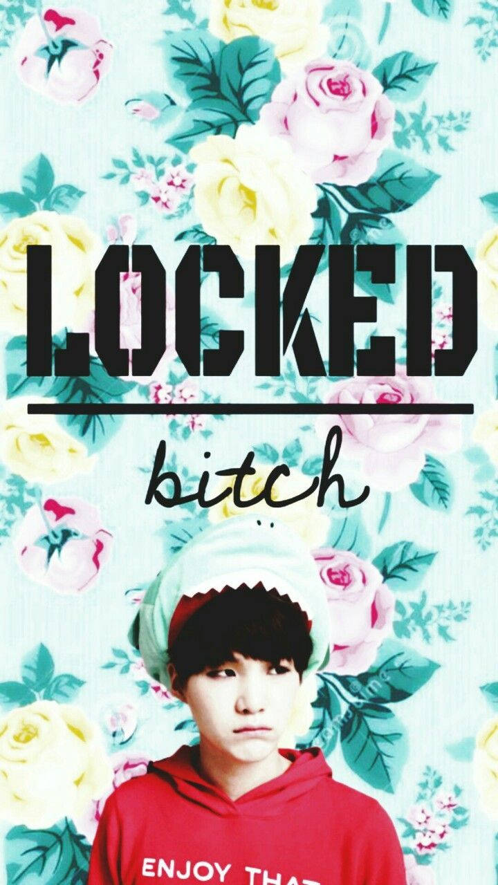 꽃무늬 배경에 'locked bitch'라고 적힌 BTS 슈가