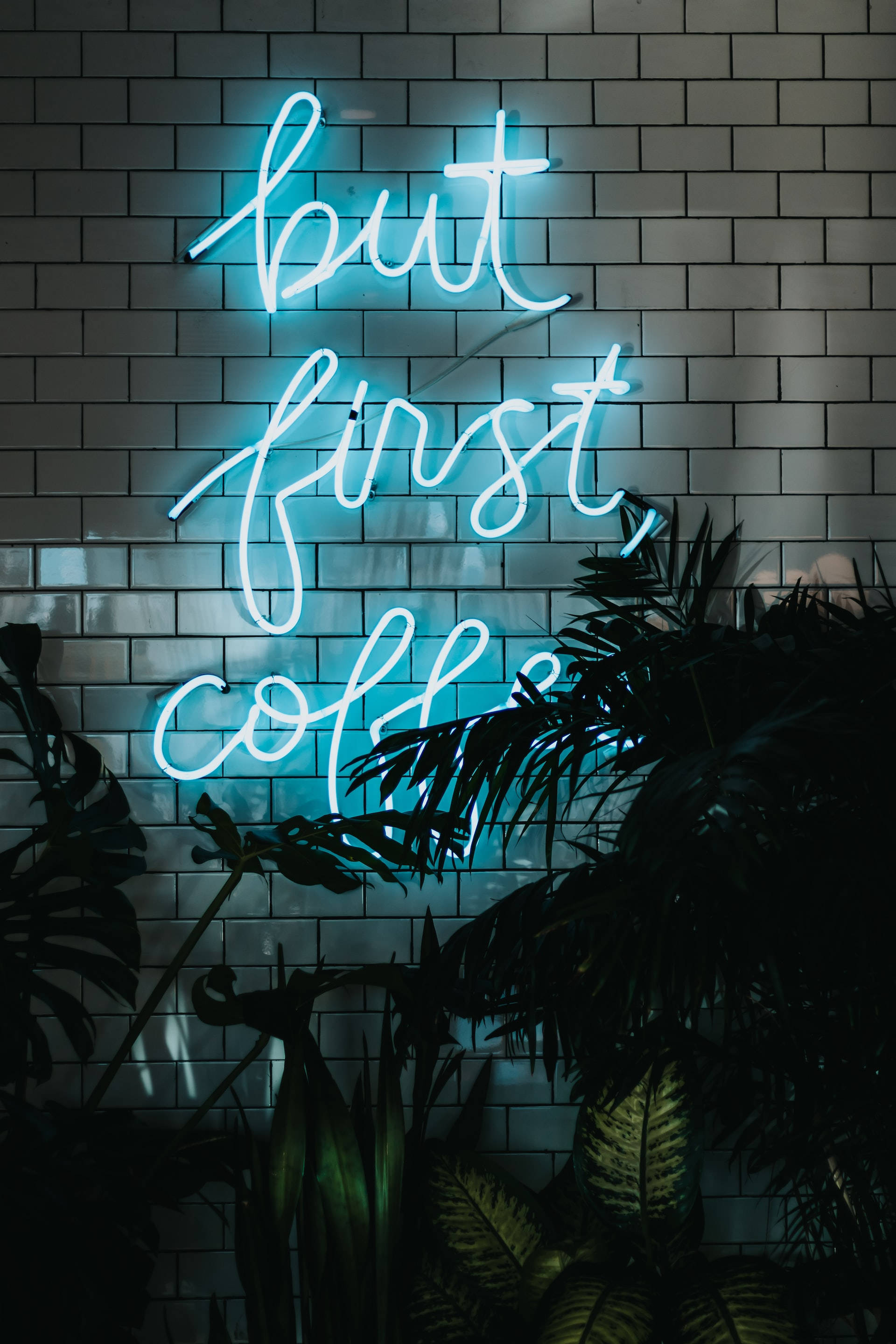 "But First Coffee" 네온 블루 아이폰 배경화면